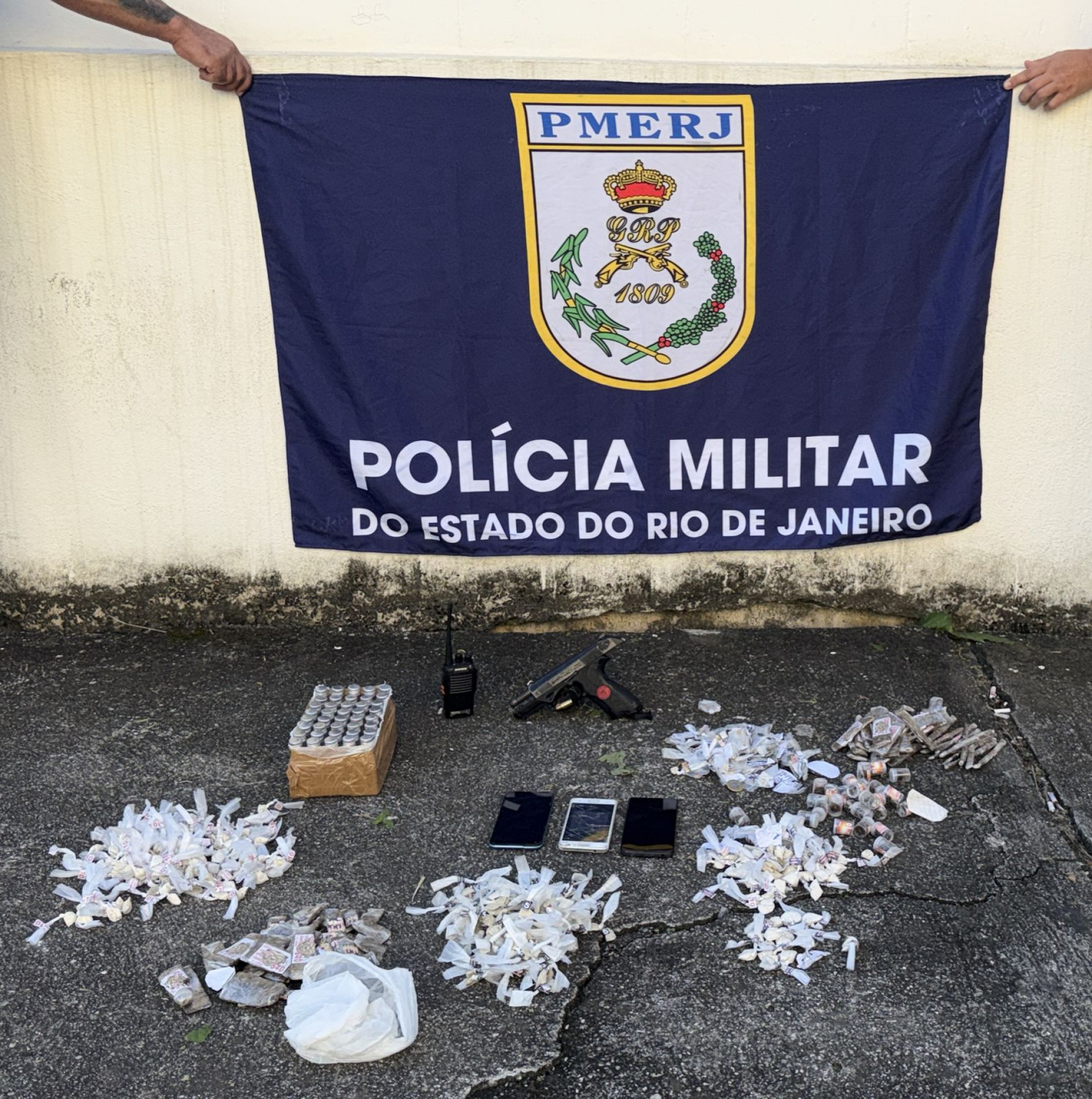 Quatro pessoas são presas com arma e drogas em Duq
