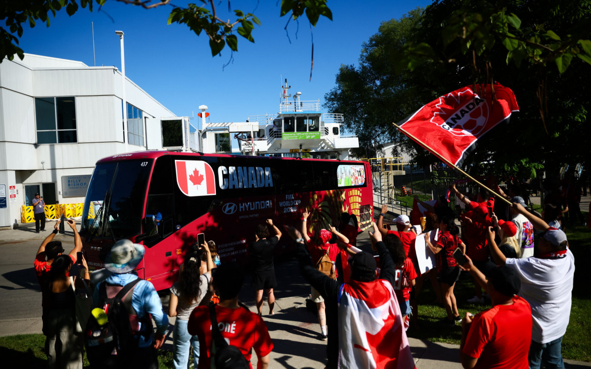 Torcedores recebem ônibus da seleção canadense no aeroporto de Toronto