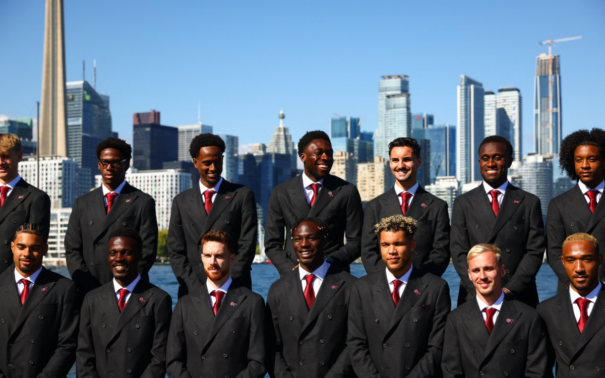 Delegação canadense posa para foto em Toronto, às vésperas da Copa do Mundo