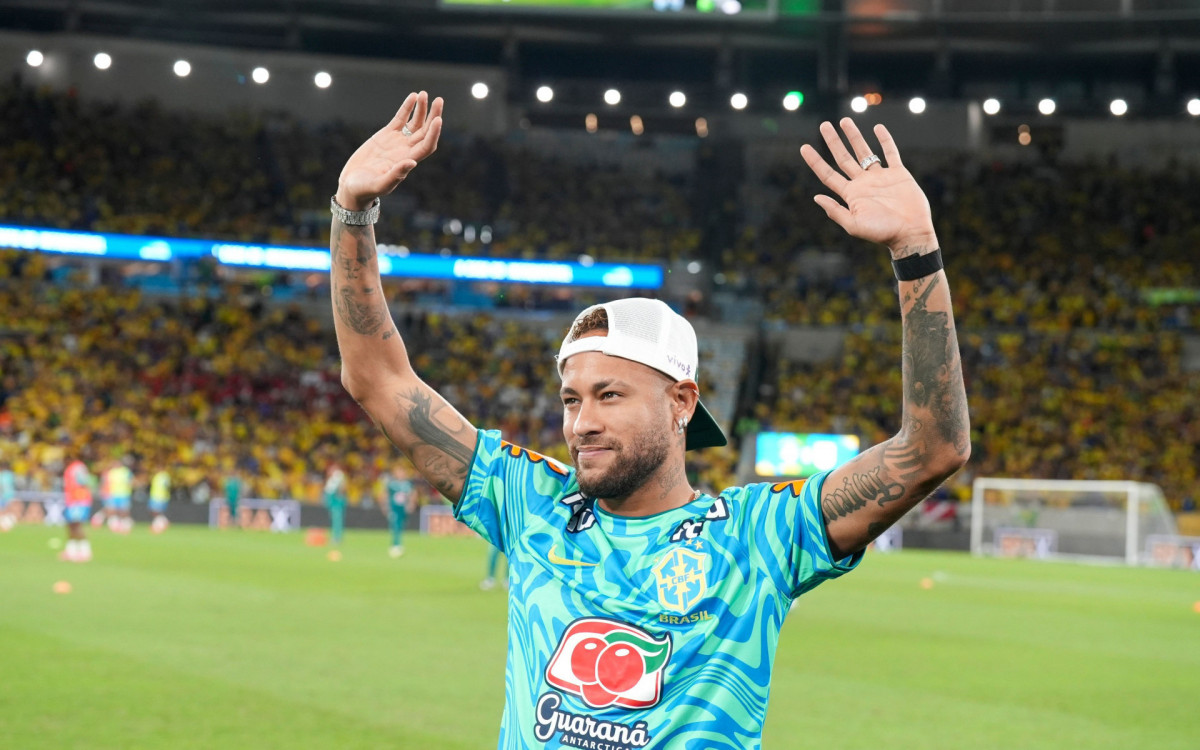 Neymar é ovacionado pela torcida brasileira no Maracanã