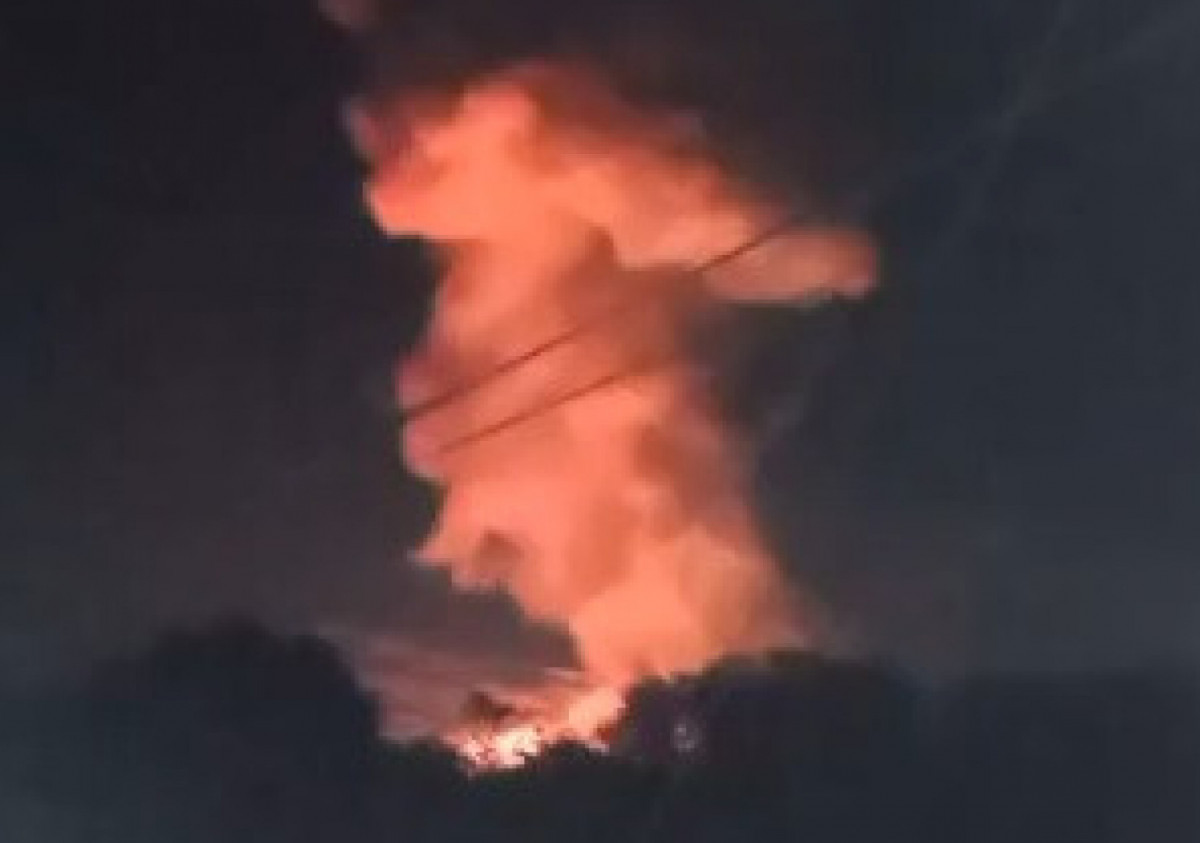 Incêndio de grandes proporções atinge galpão de fogos de art