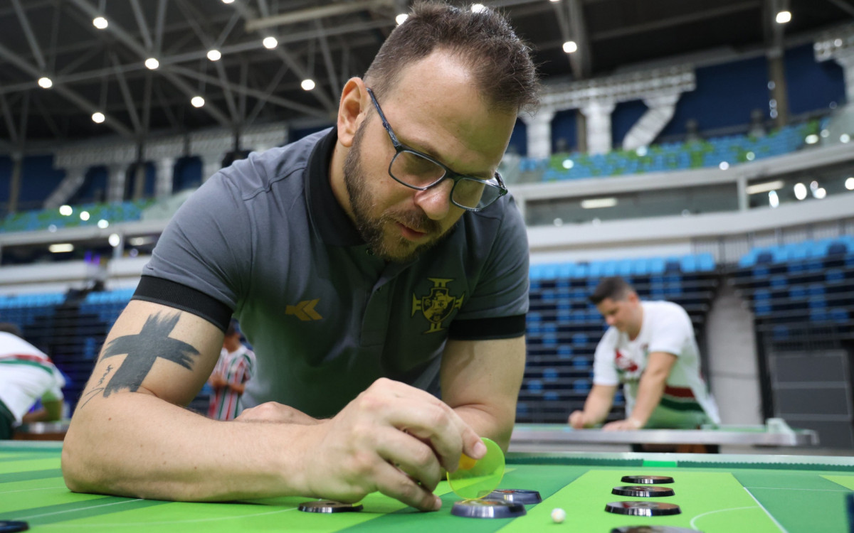 Atleta do Vasco, Igor Quintaes conquistou o Mundial de futebol de mesa com a sele&ccedil;&atilde;o brasileira em 2018 - Arquivo pessoal