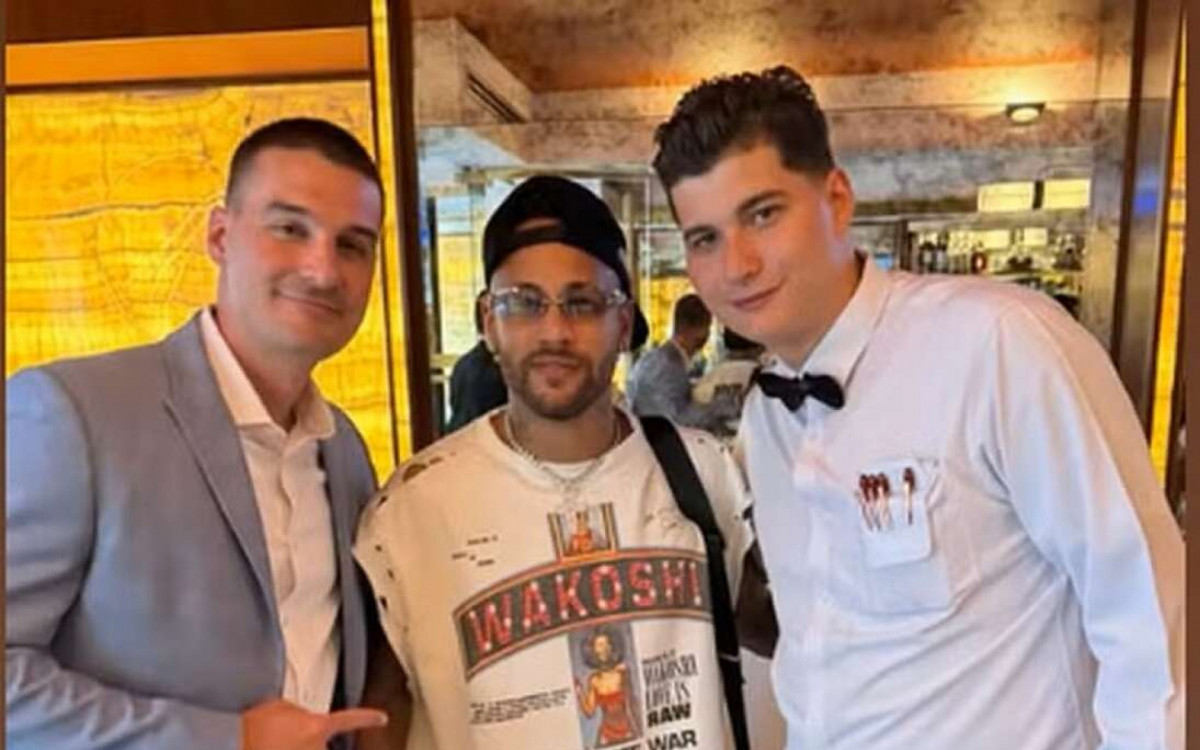 Neymar aproveita folga da Sele&ccedil;&atilde;o e almo&ccedil;a em churrascaria de Nova Iorque