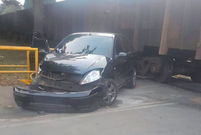 Trem atinge carro na ferrovia em Paraíba do Sul