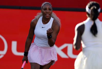 Lenda do tênis, Serena Williams volta às quadras com vitória em jogo de duplas