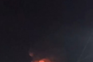 Incêndio de grandes proporções atinge galpão de fogos de artifício em Nova Iguaçu