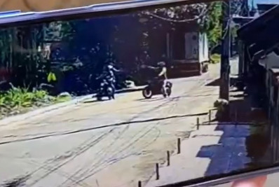 Câmera mostra homem atirando mais de 10 vezes contra passageiro de moto em Duque de Caxias