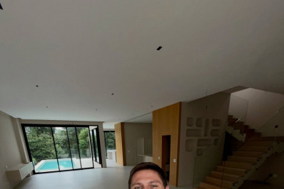 Jonas Sulzbach exibe mansão com obra finalizada após 4 anos