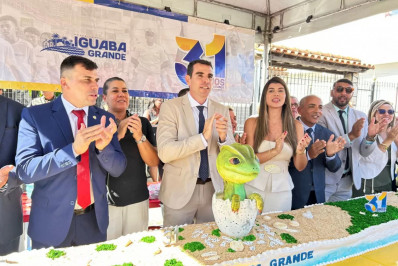Orgulho iguabense toma conta das ruas durante desfile pelos 31 anos da cidade