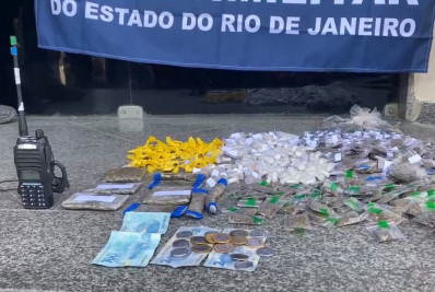 Polícia Militar prende trio de traficantes e apreende drogas e rádio transmissor no 