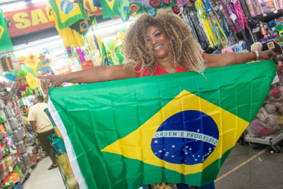 Às vésperas da Copa, vendas de itens com as cores do Brasil disparam no Mercadão de Madureira