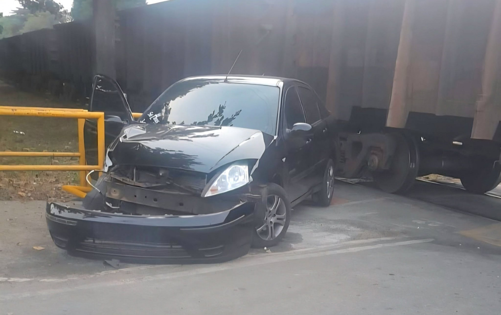 Trem atinge carro na ferrovia em Paraíba do Sul