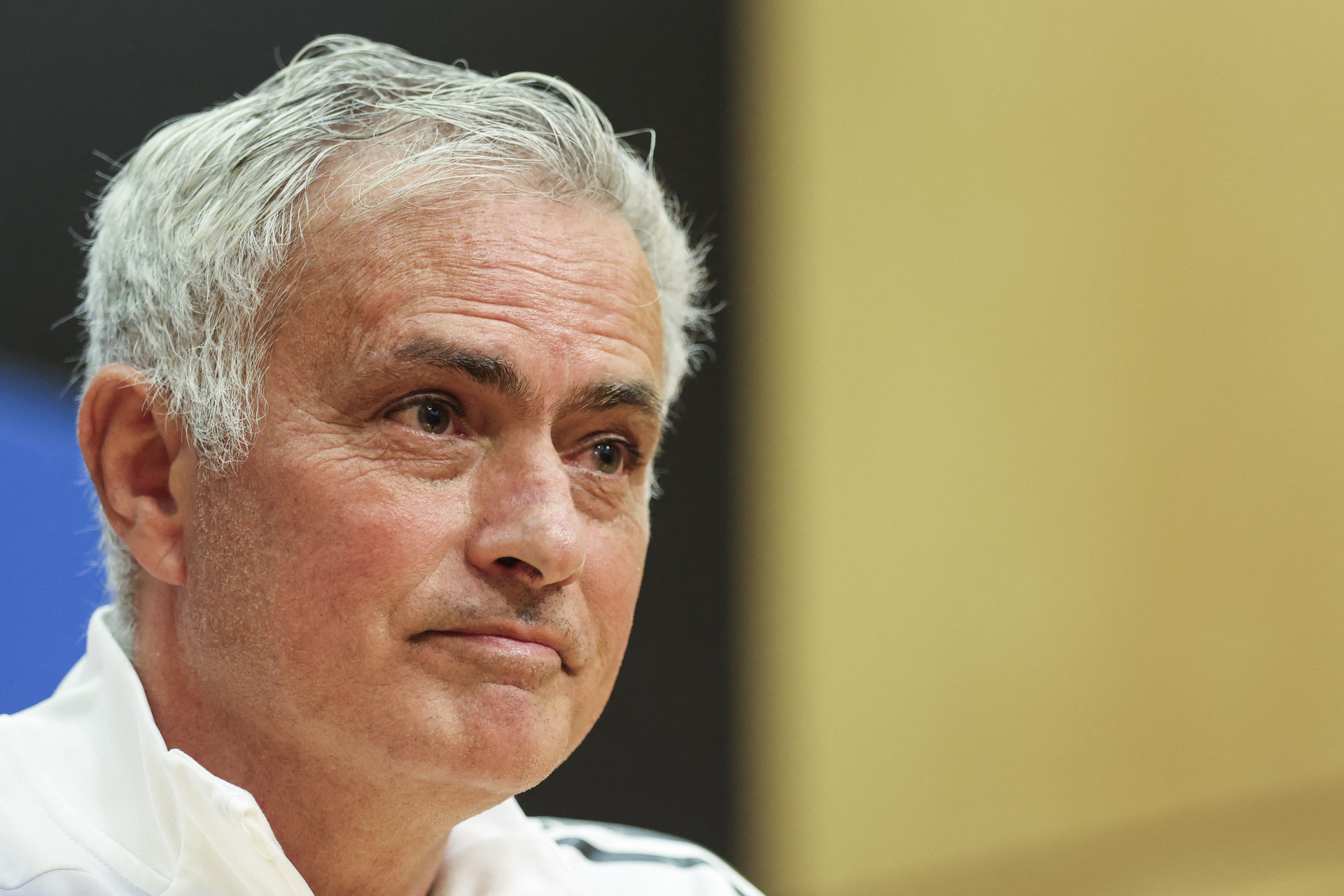 Benfica confirma saída de Mourinho, a caminho do R