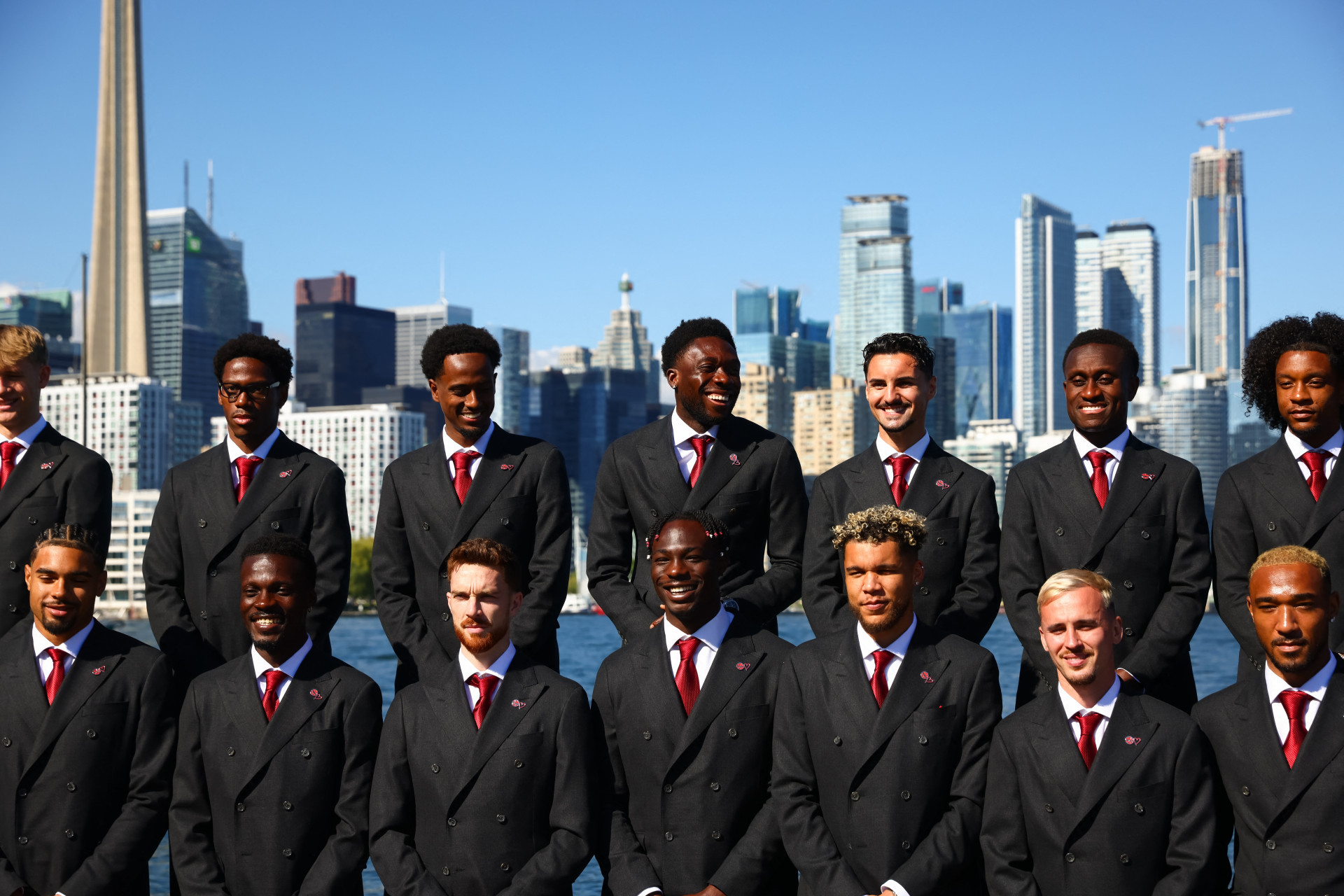 Delega&ccedil;&atilde;o canadense posa para foto em Toronto, &agrave;s v&eacute;speras da Copa do Mundo - Cole Burston / AFP