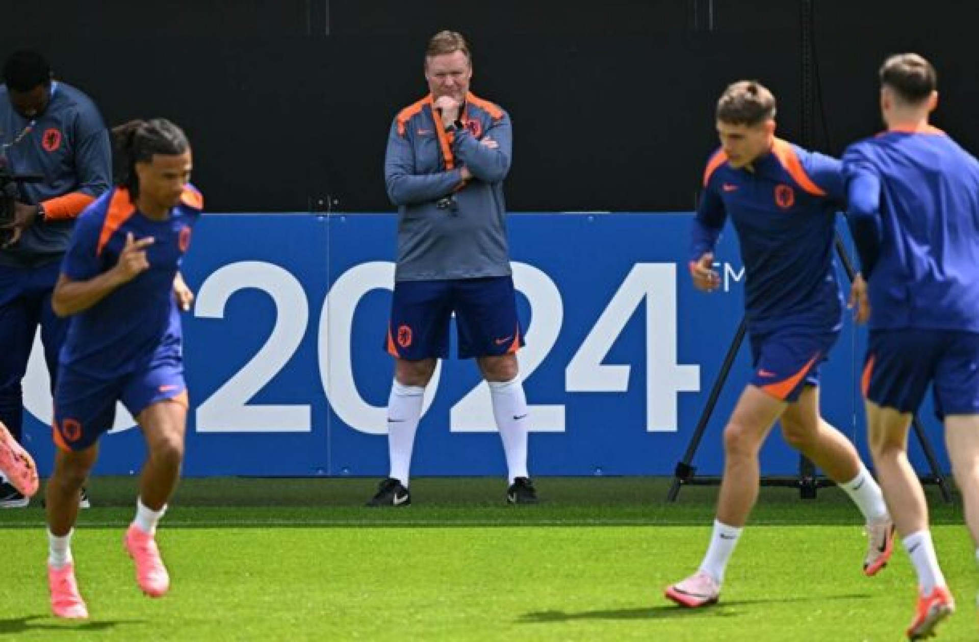 Netherlands' head coach Ronald Koeman watches his players during an MD-1 training session in at the team base camp in Wolfsburg, on June 20, 2024, on the eve of their UEFA Euro 2024 Group D football match against France. (Photo by GABRIEL BOUYS / AFP)