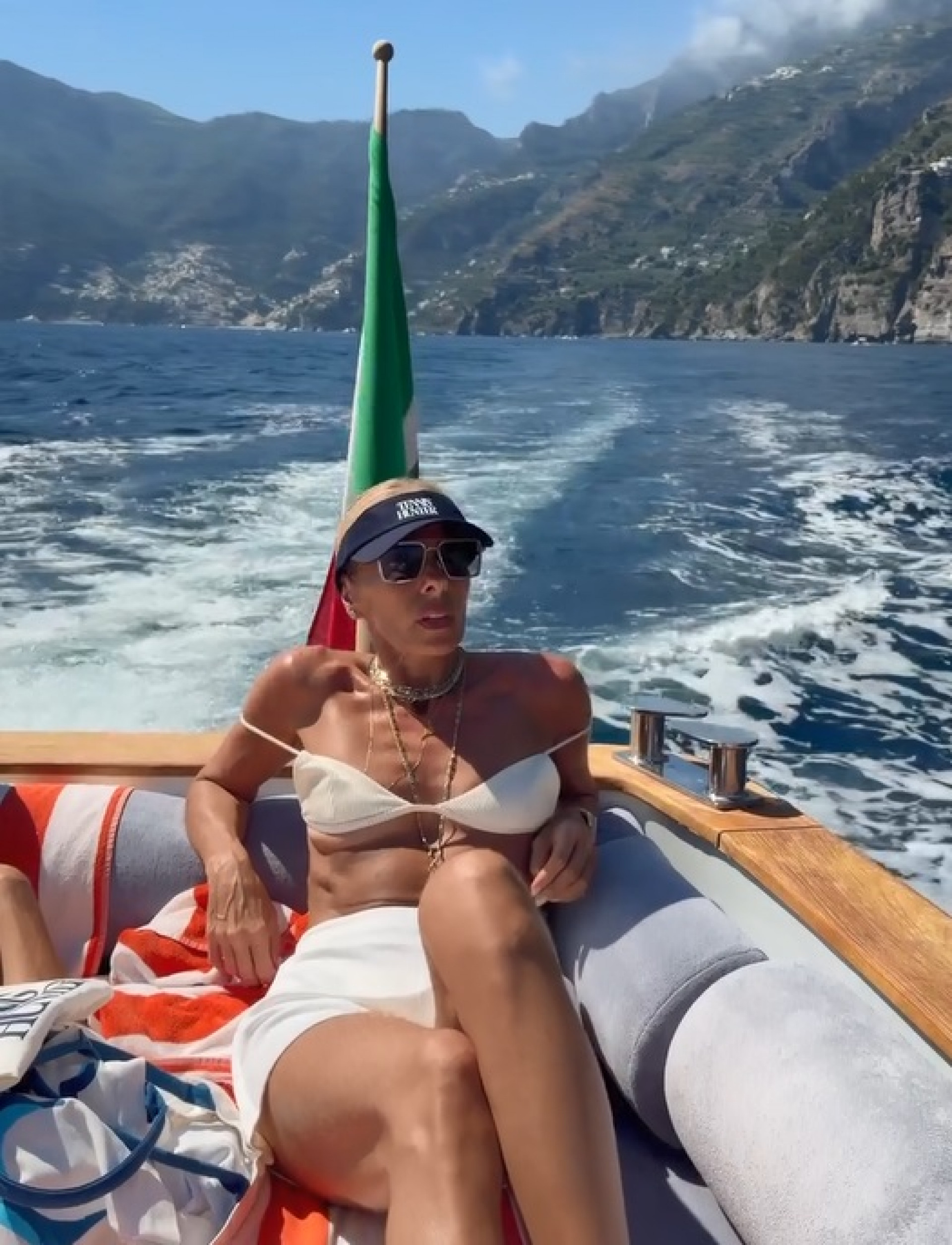 Adriane Galisteu renovou bronzeado em vilarejo italiano - Reprodução/Instagram