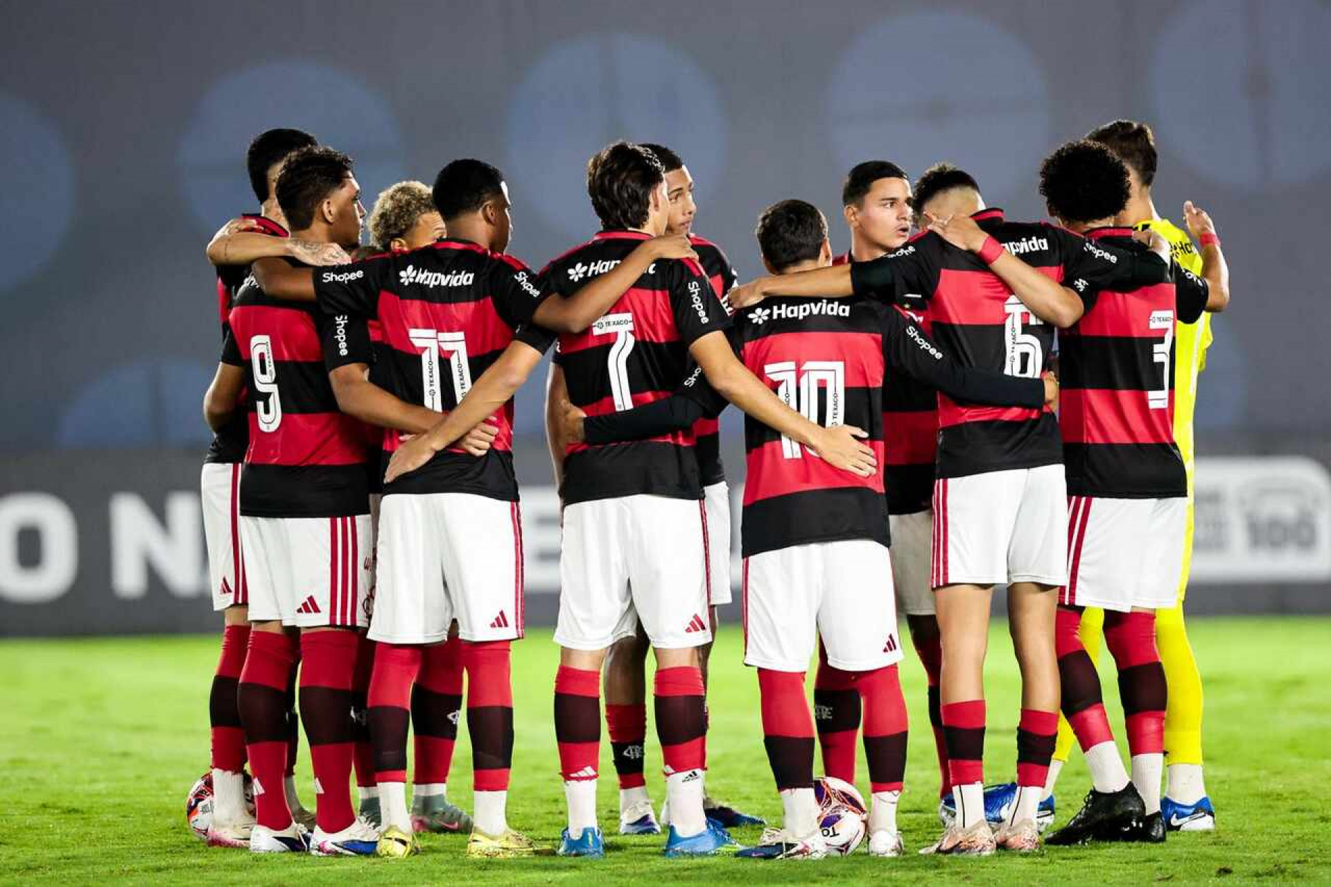 Flamengo vence o Athletico e entra no G8 do Brasileir&atilde;o Sub-20