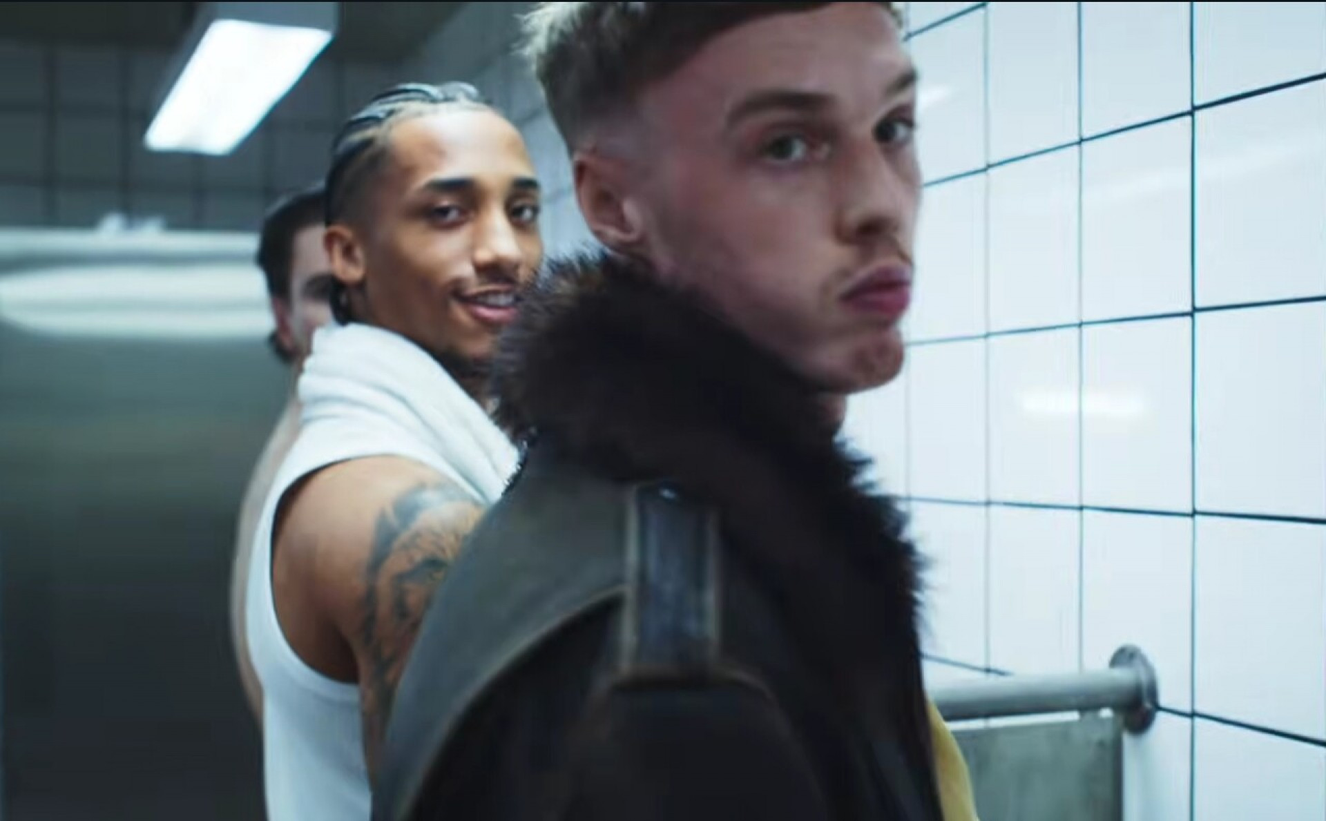 Fora da Copa do Mundo, Jo&atilde;o Pedro participa de novo clipe da Madonna