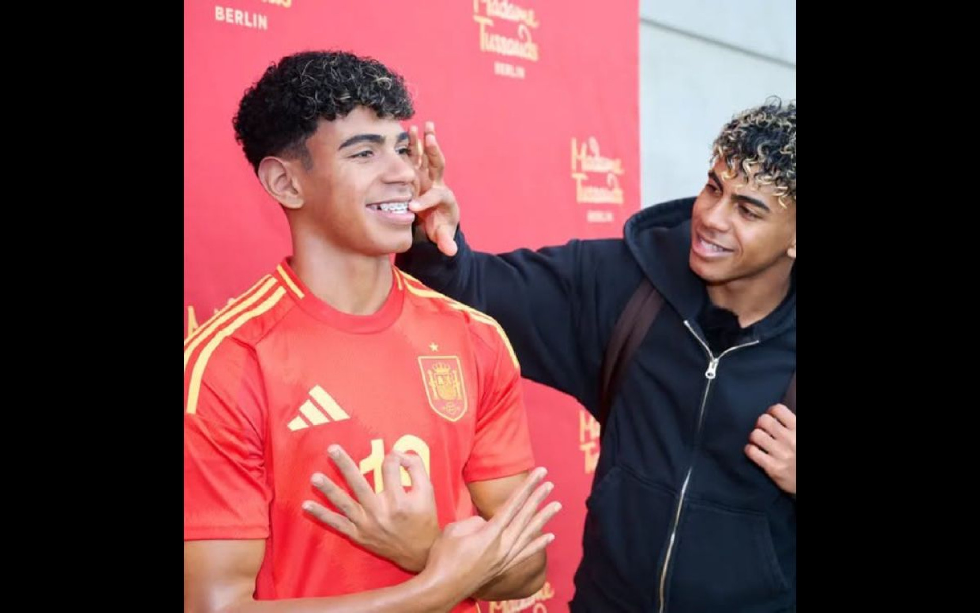 Momento em que Lamine Yamal conhece a sua estátua de cera - Divulgação / Madame Tussauds Berlin