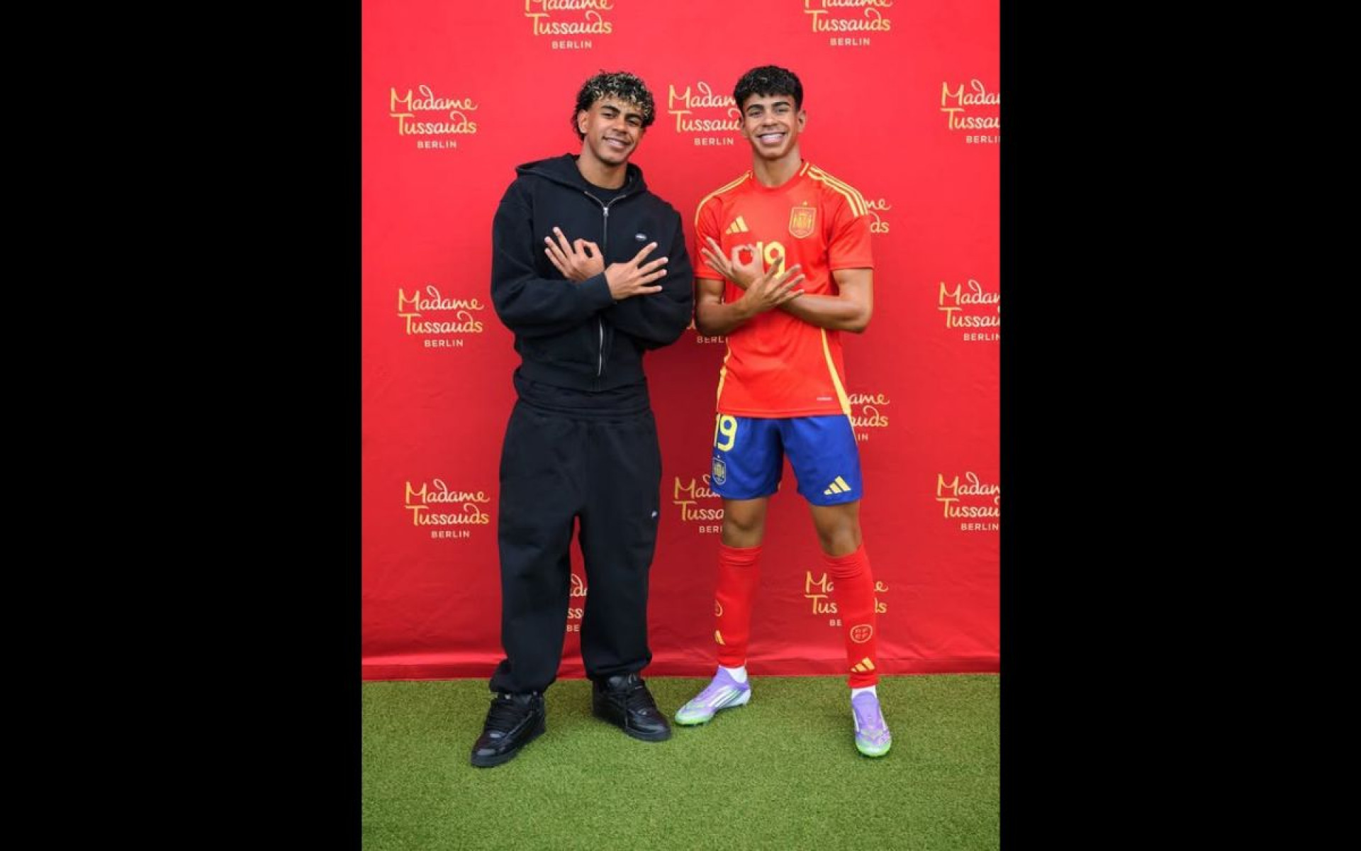 Lamine Yamal posa para foto ao lado de sua estátua de cera - Divulgação / Madame Tussauds Berlin