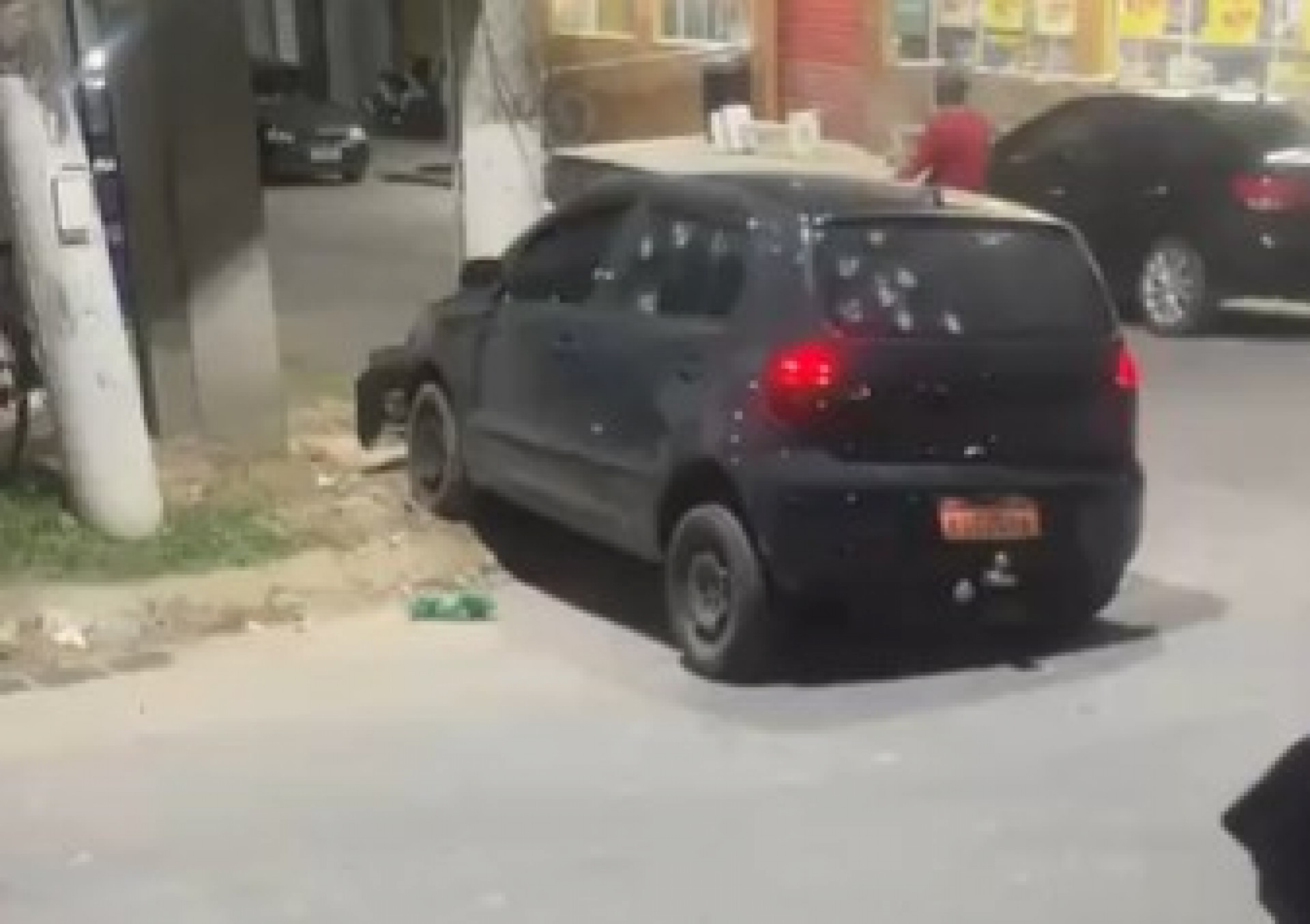 Homem fica ferido ao ter carro fuzilado em Duque de Caxias