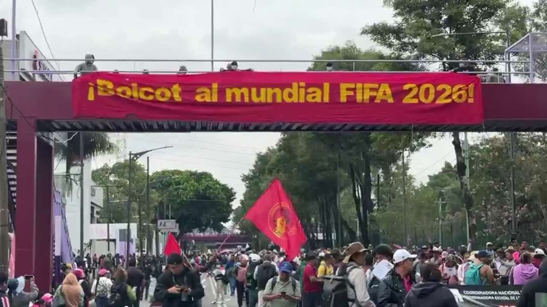 Novo protesto bloqueia acesso ao Azteca e aumenta tens&atilde;o &agrave;s v&eacute;speras da abertura da Copa