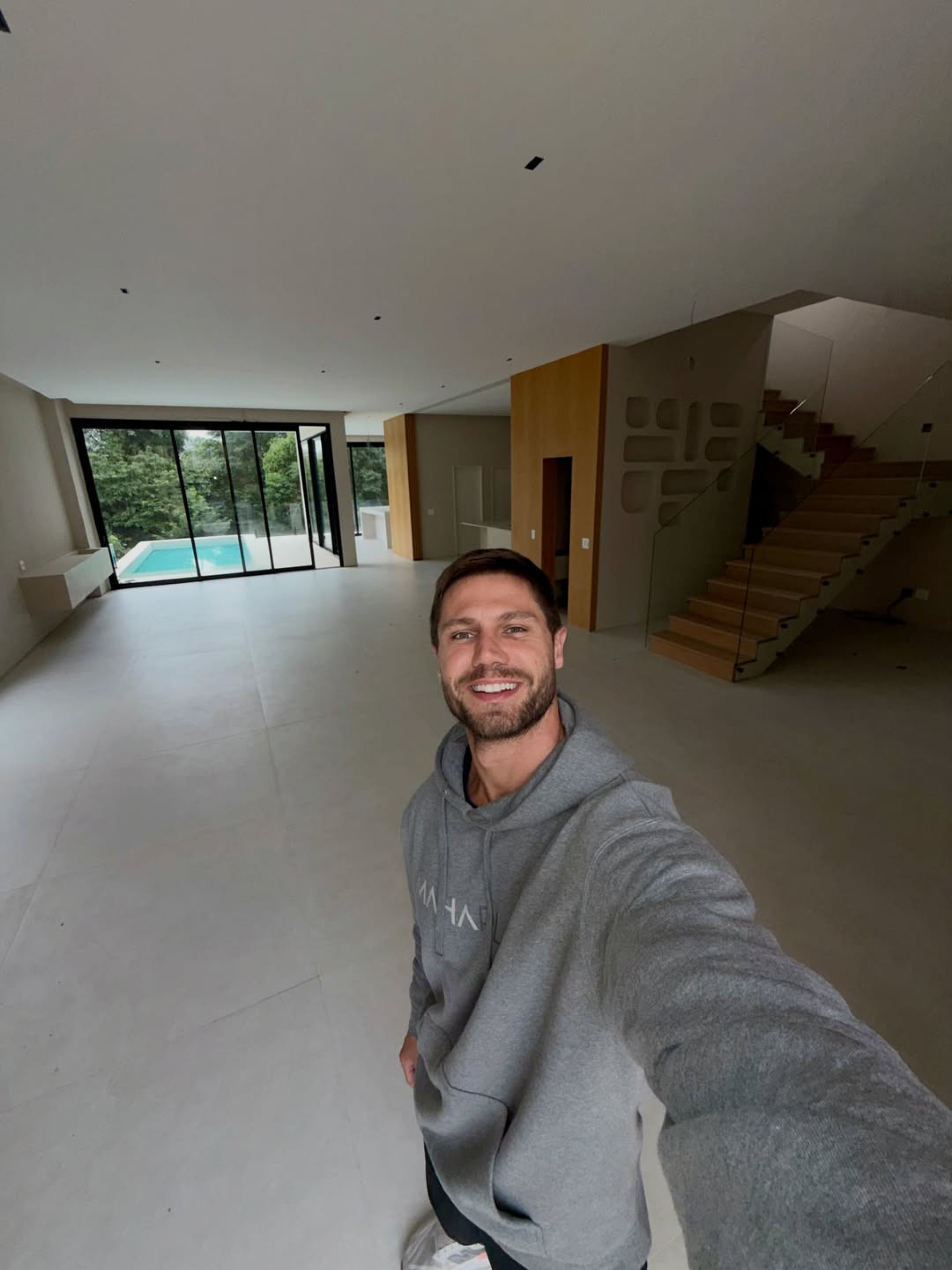 Jonas Sulzbach exibe mansão com obra finalizada ap