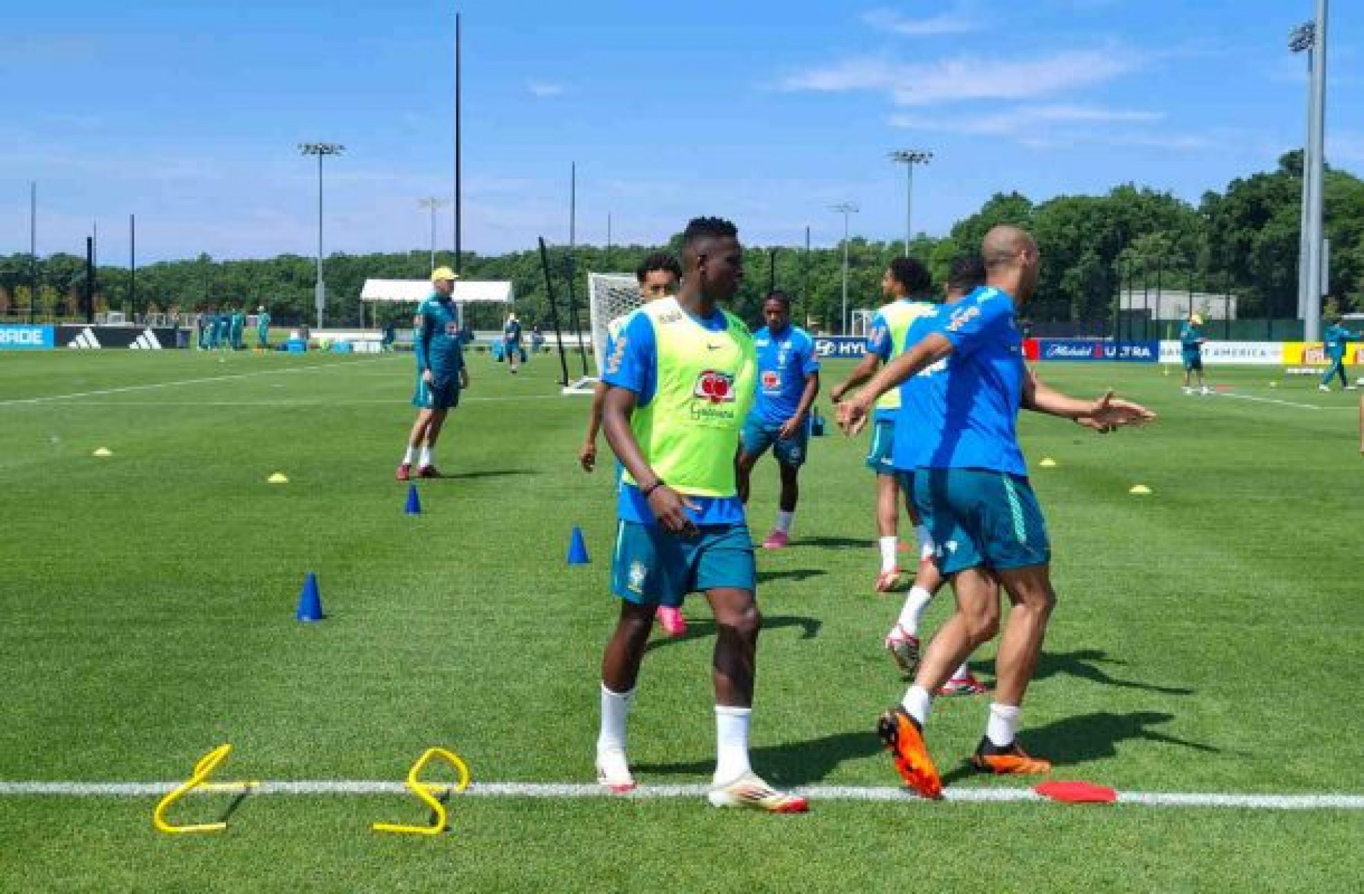Ainda sem Neymar, Sele&ccedil;&atilde;o retoma rotina de treinos