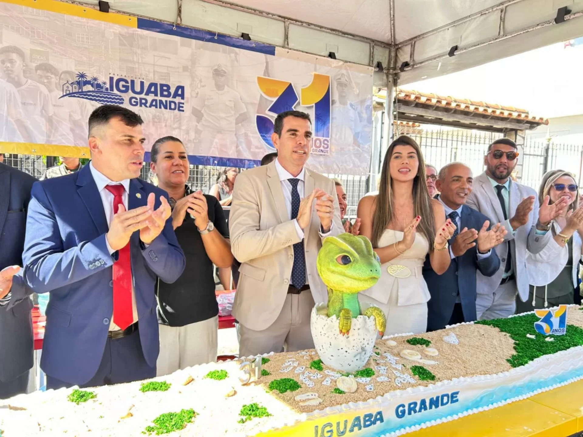 Orgulho iguabense toma conta das ruas durante desf
