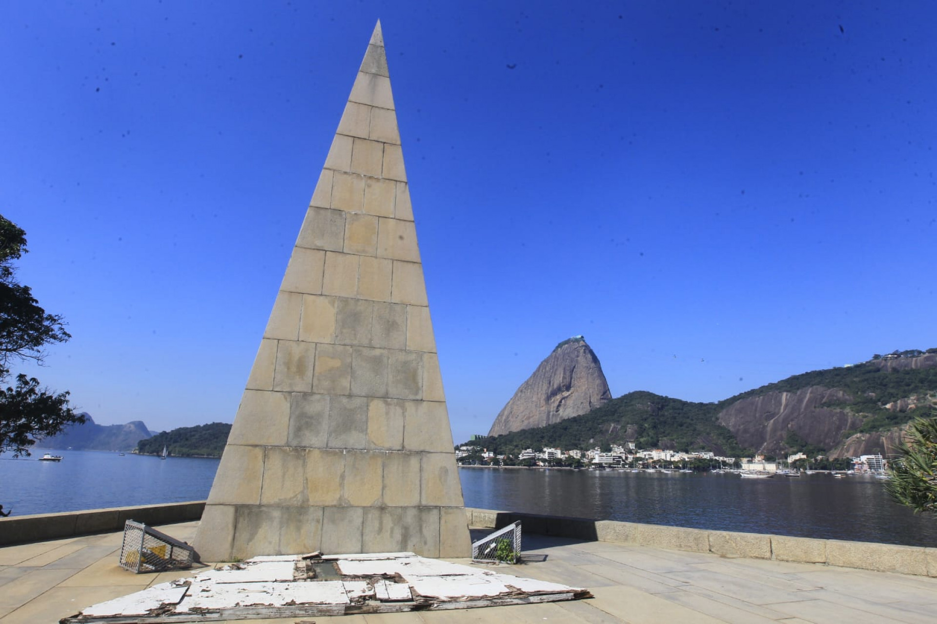 Icônico Monumento a Estácio de Sá é alvo de vandal