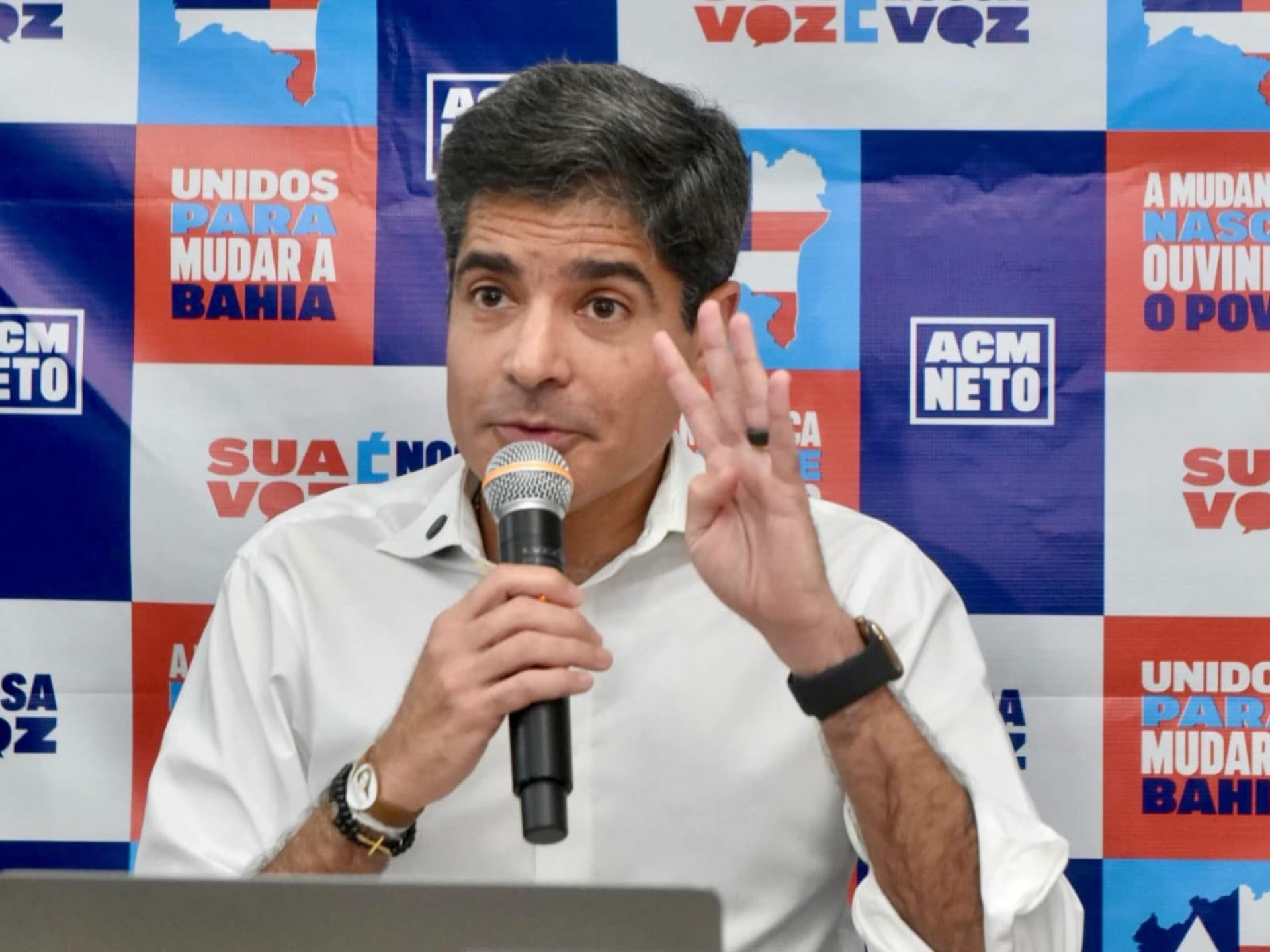 Avião com ACM Neto apresenta pane e faz pouso de e