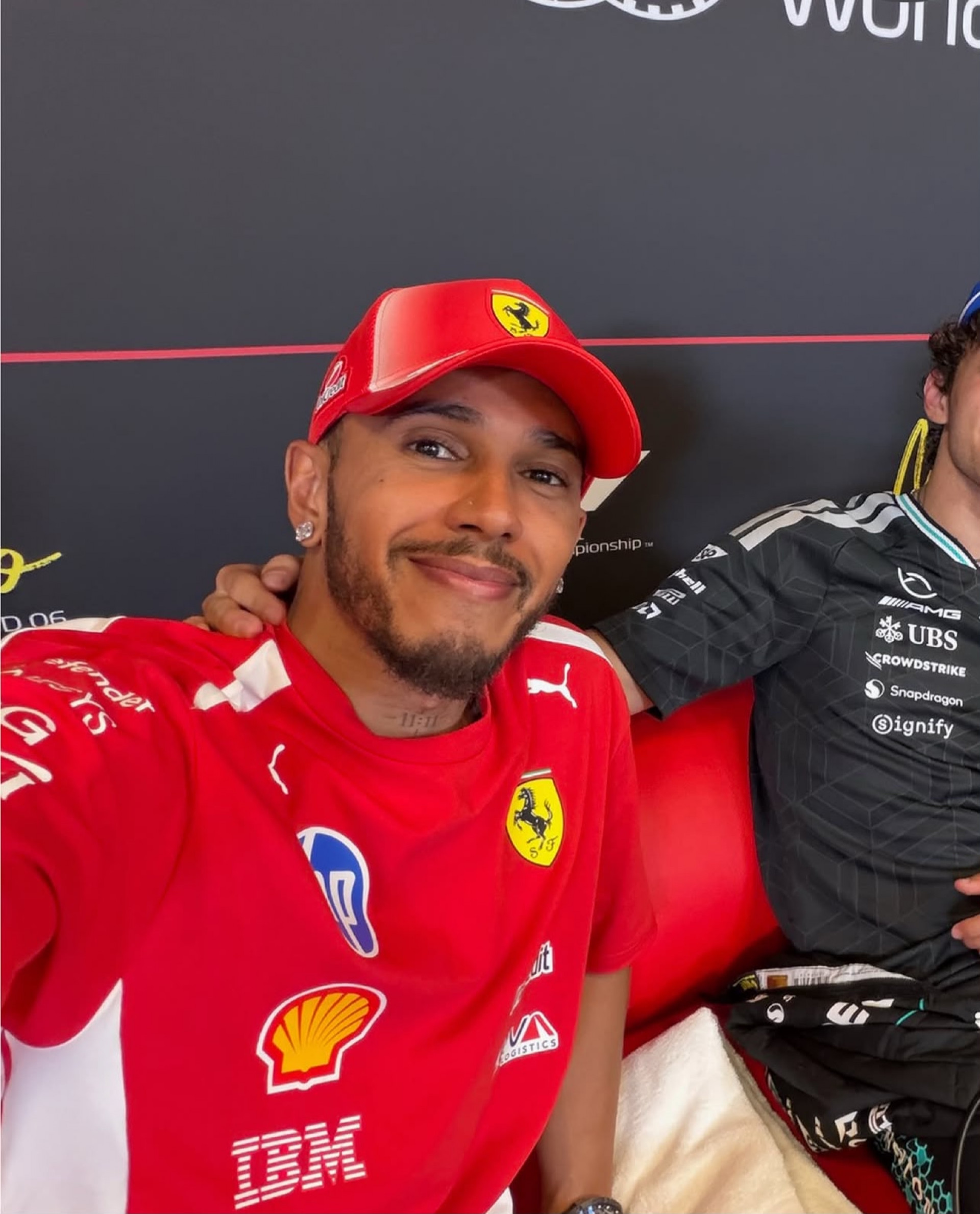 Lewis Hamilton compartilhou fotos dos bastidores da F1 e incluiu uma foto de Kim Kardashian, sua atual namorada - Reprodução / Instagram