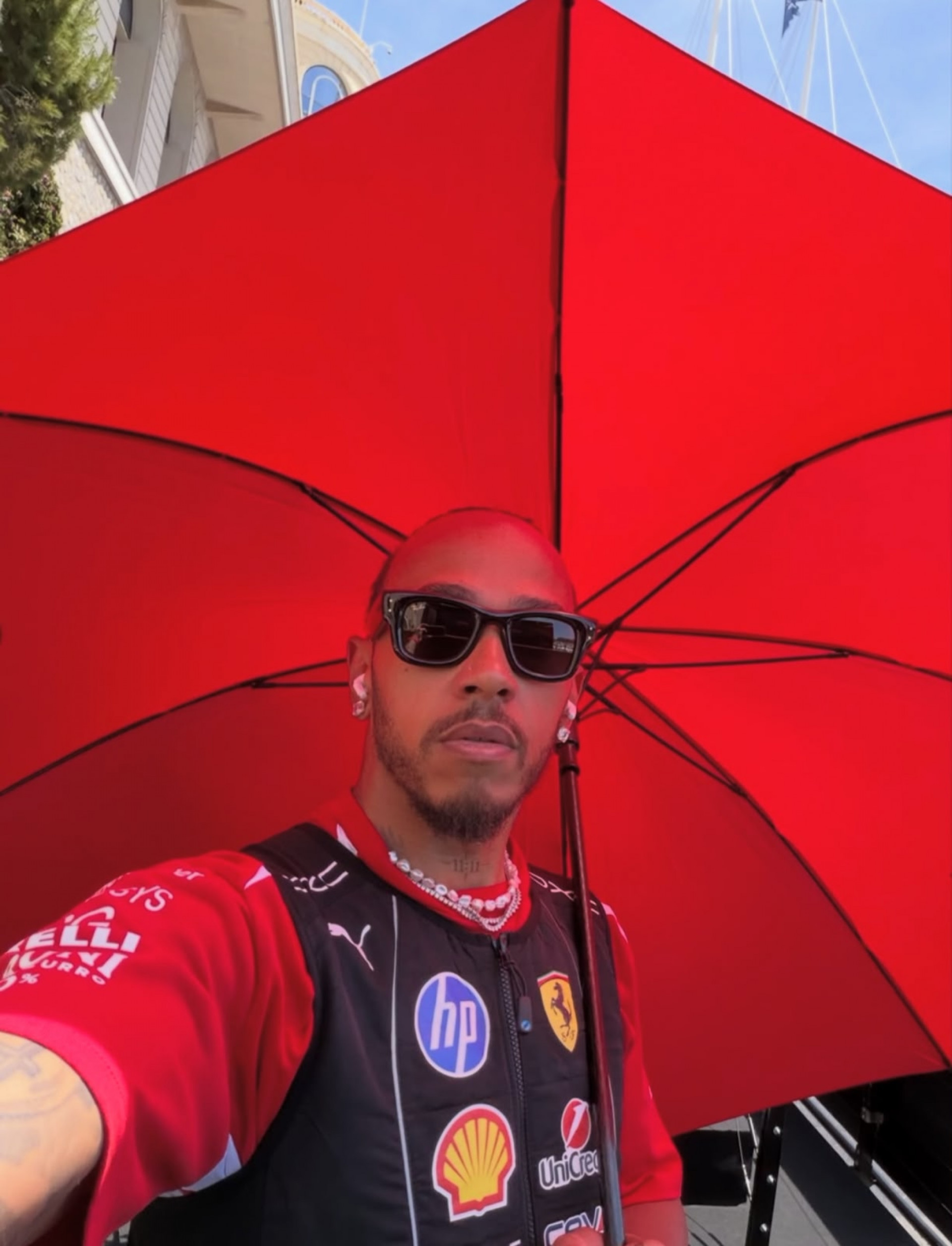 Lewis Hamilton compartilhou fotos dos bastidores da F1 e incluiu uma foto de Kim Kardashian, sua atual namorada - Reprodução / Instagram