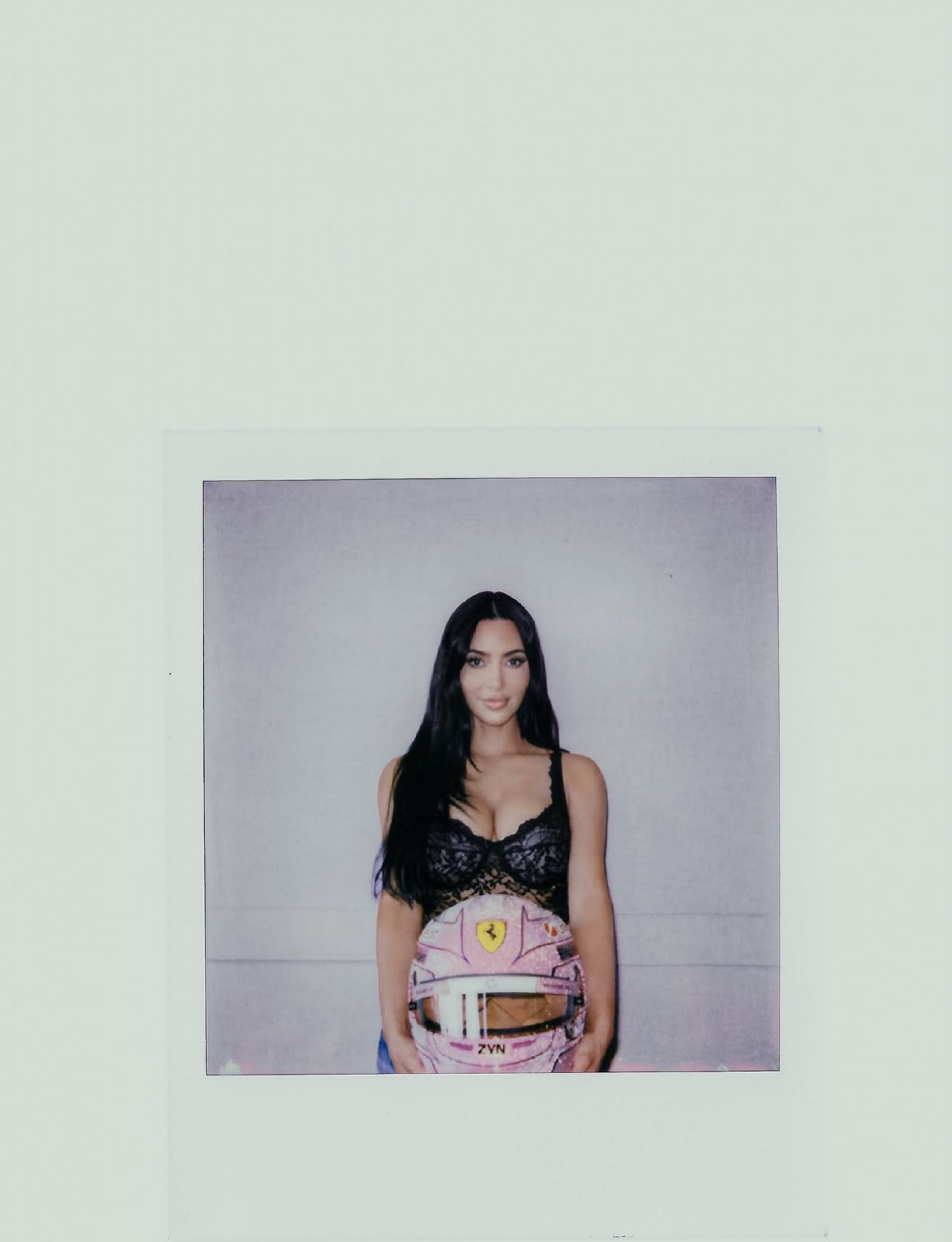 Lewis Hamilton compartilhou fotos dos bastidores da F1 e incluiu uma foto de Kim Kardashian, sua atual namorada - Reprodução / Instagram
