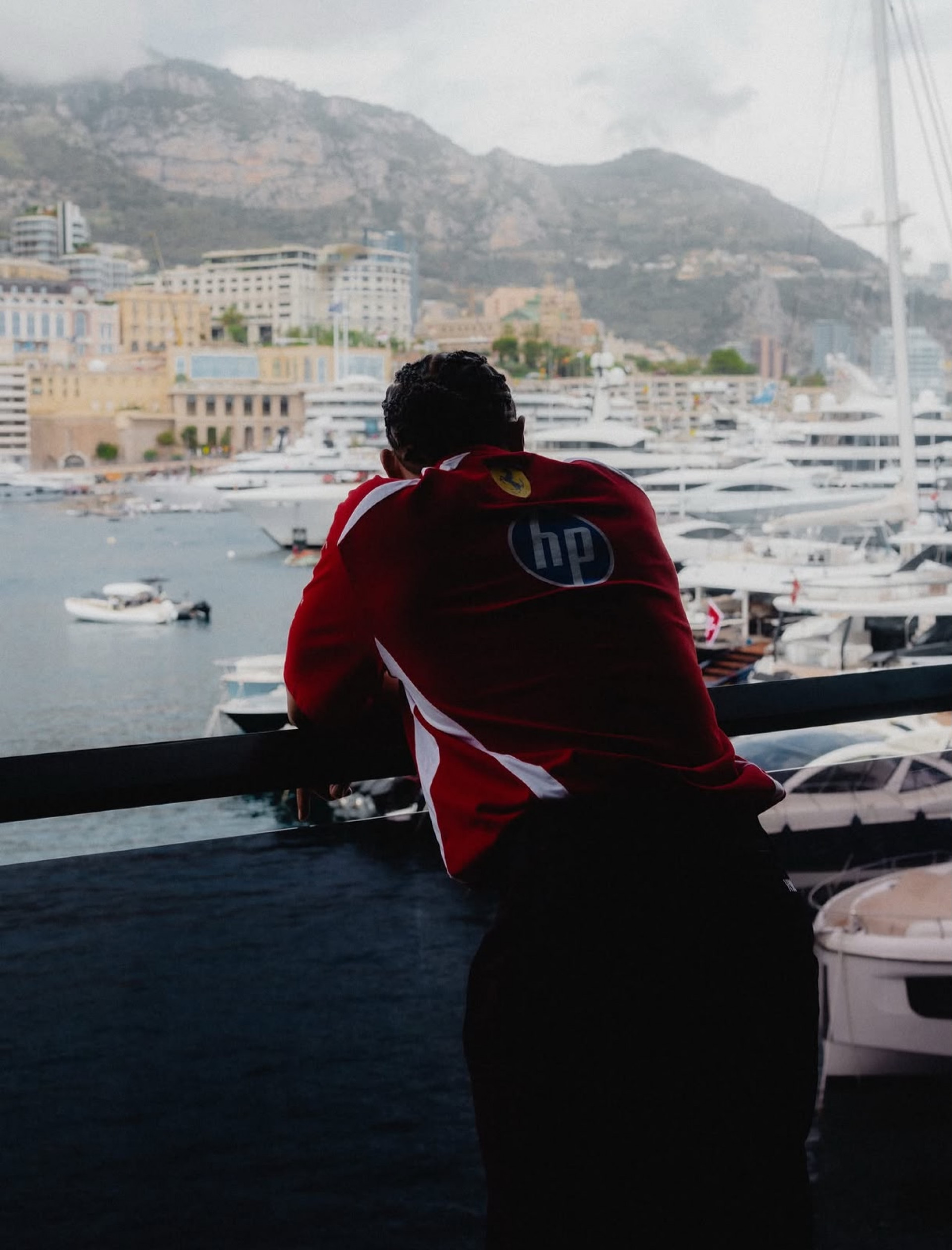 Lewis Hamilton compartilhou fotos dos bastidores da F1 e incluiu uma foto de Kim Kardashian, sua atual namorada - Reprodução / Instagram