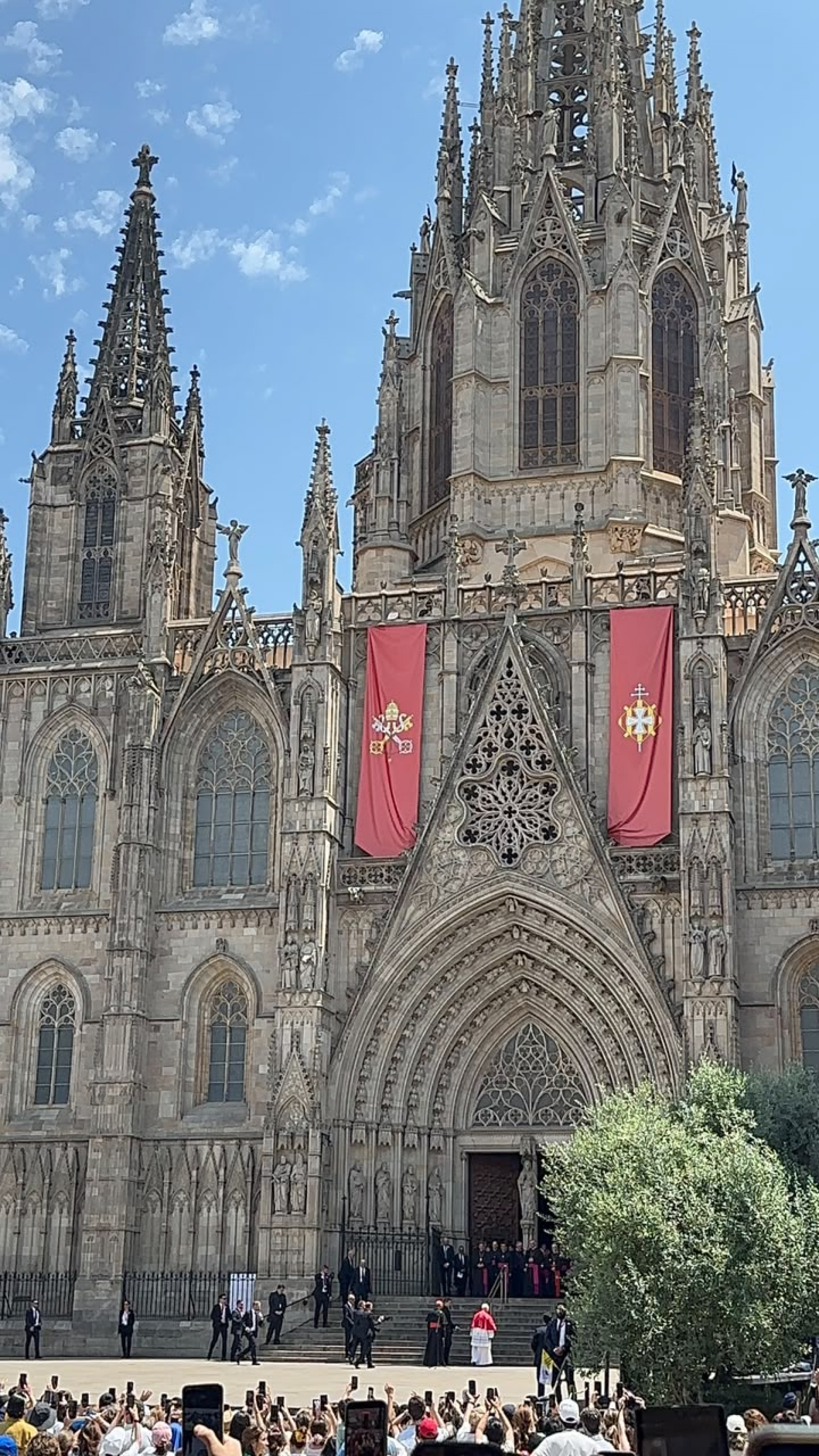 Milhares de fi&eacute;is se reuniram em torno da catedral de Barcelona - Foto do leitor Marcio Mota