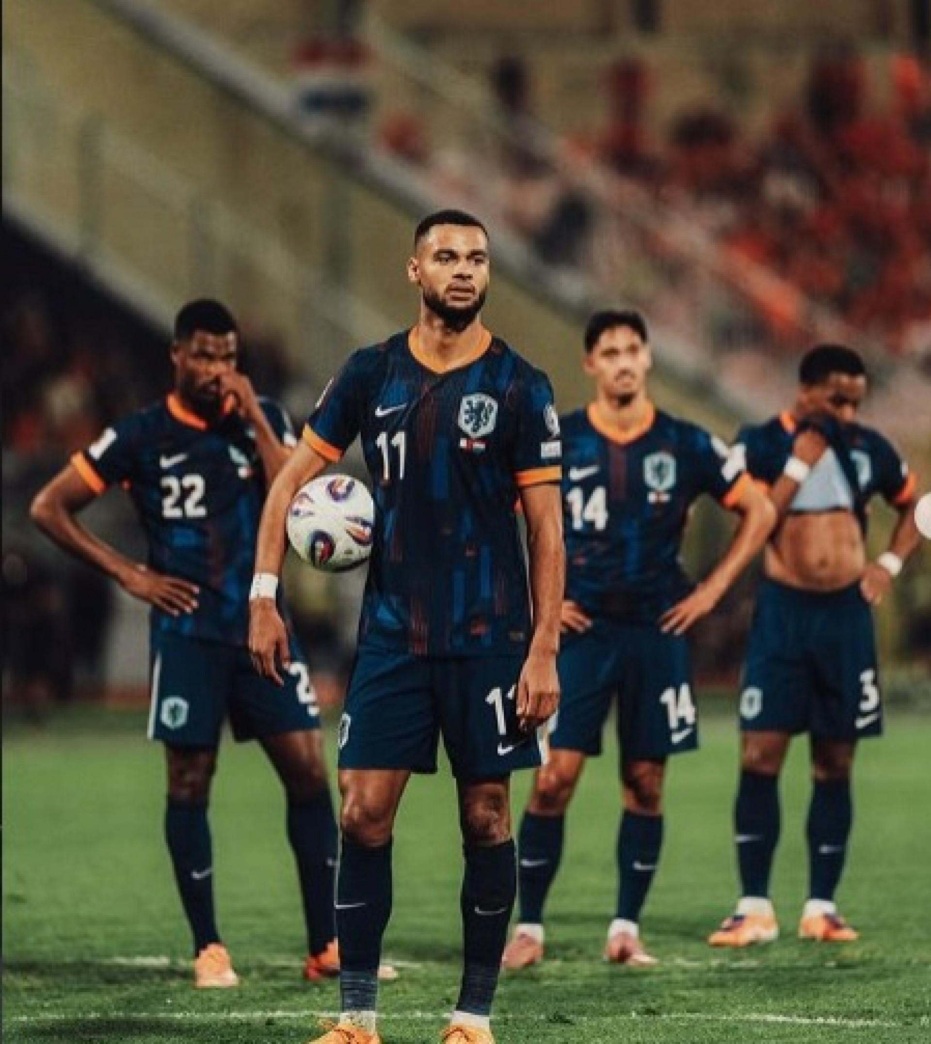 Cody Gakpo, segurando a bola, &eacute; um dos destaques da Holanda - Divulga&ccedil;&atilde;o / Holanda