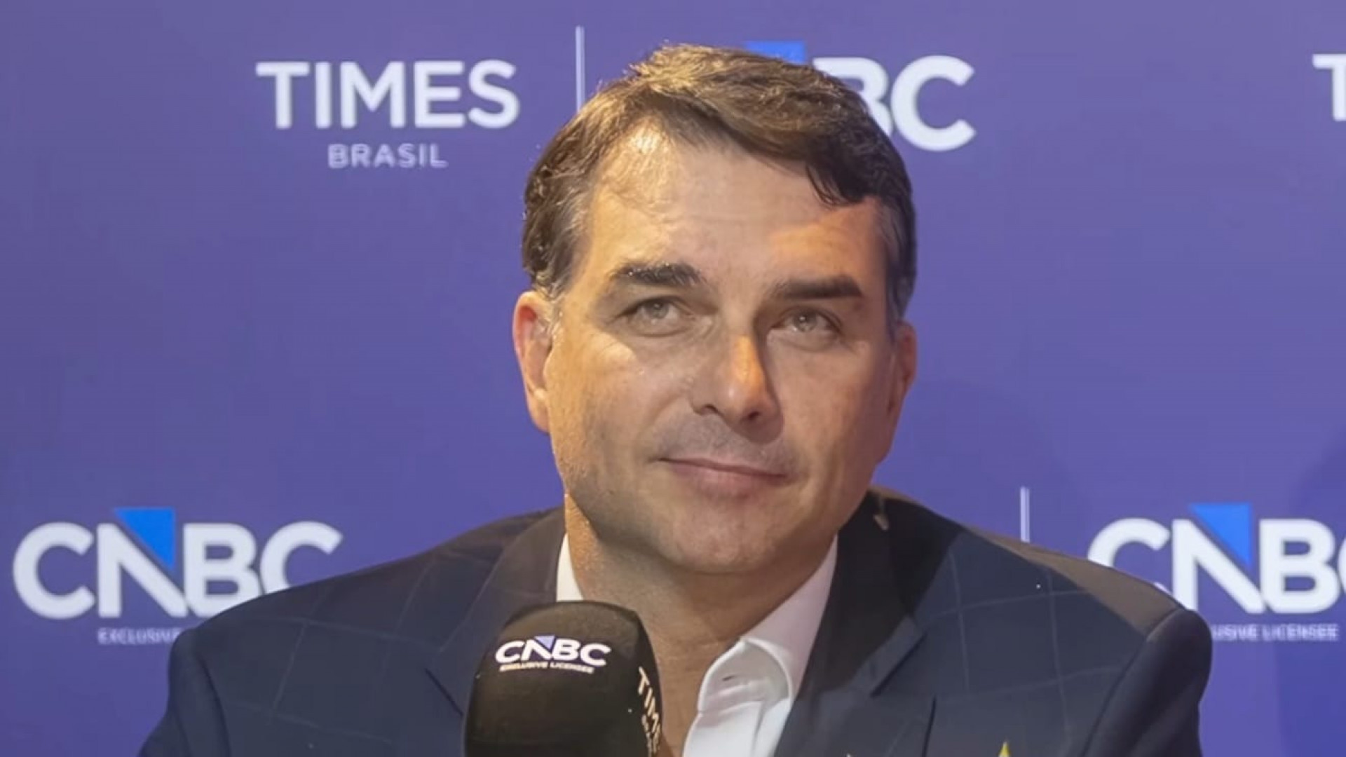 Flávio Bolsonaro diz que, se eleito, vai suspender entrada e