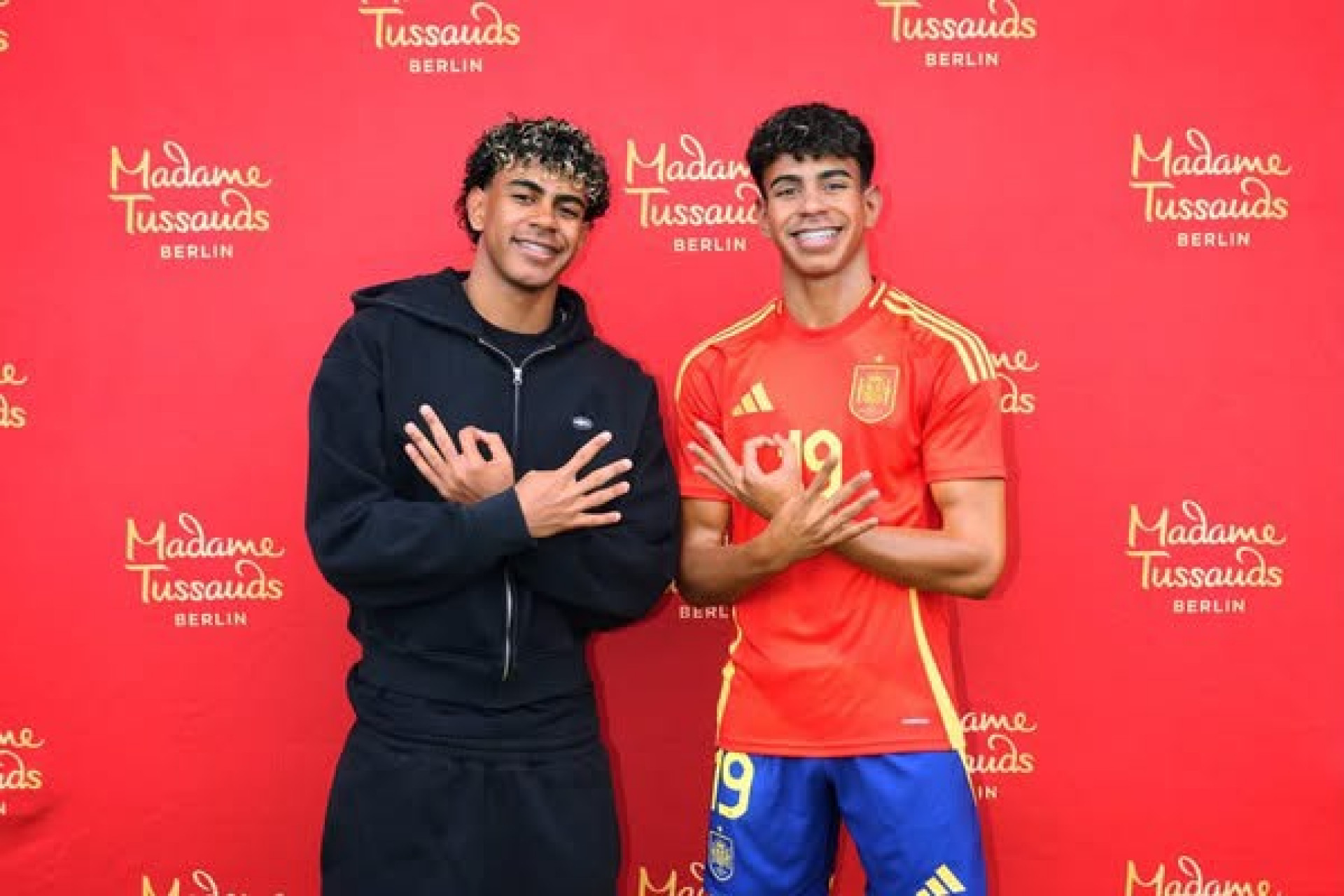 Lamine Yamal posa para foto ao lado de sua estátua de cera - Divulgação / Madame Tussauds Berlin