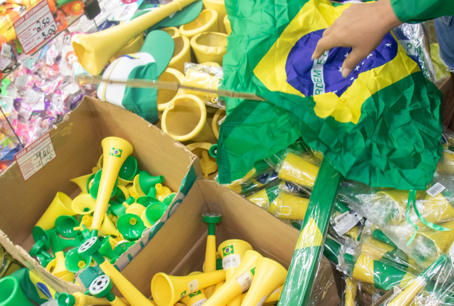 Entre bandeiras, cornetas e outros itens do Brasil, Mercadão de Madureira vive clima de Copa do Mundo - Érica Martin / Agência O Dia
