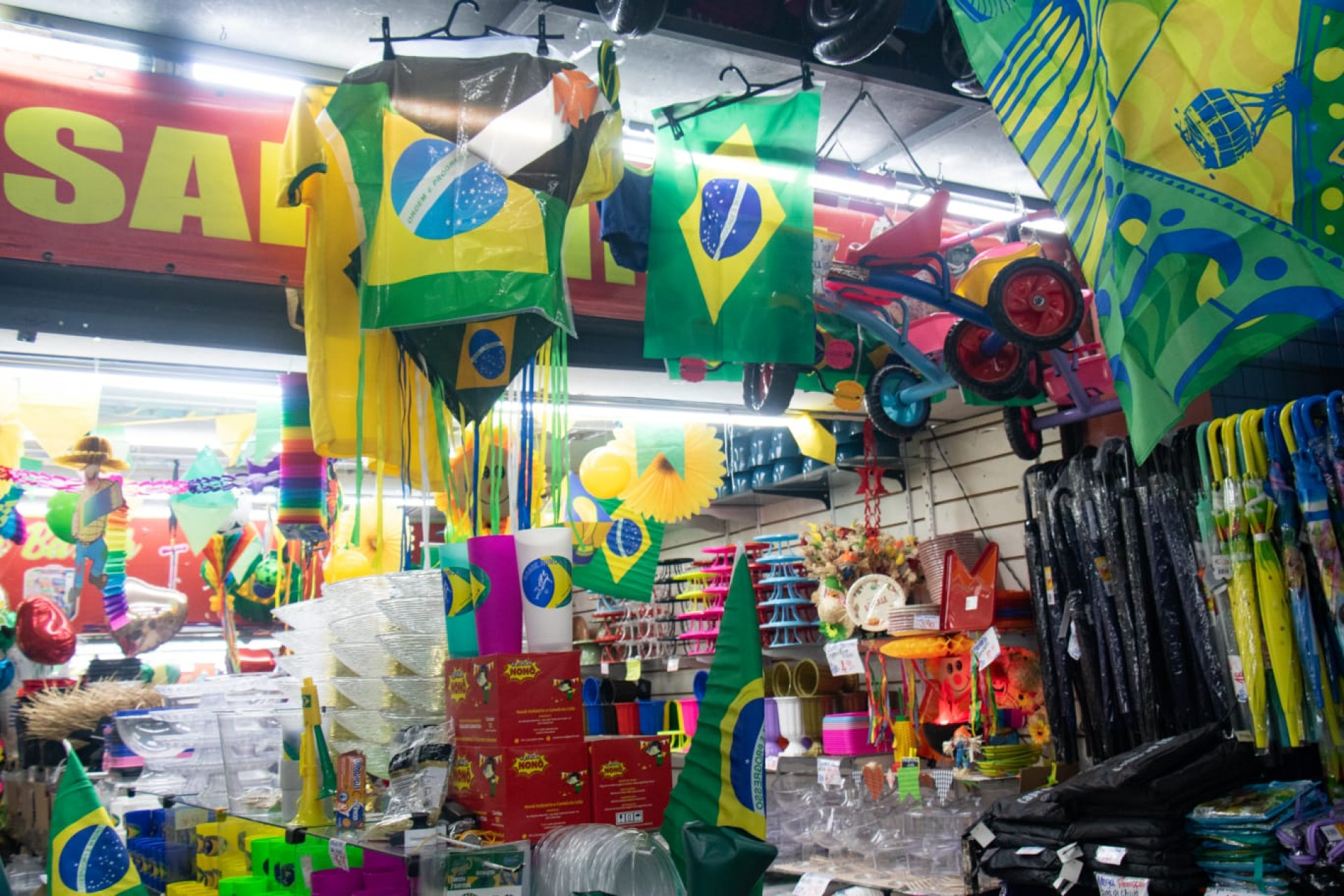 Entre bandeiras, cornetas e outros itens do Brasil, Mercadão de Madureira vive clima de Copa do Mundo - Érica Martin / Agência O Dia