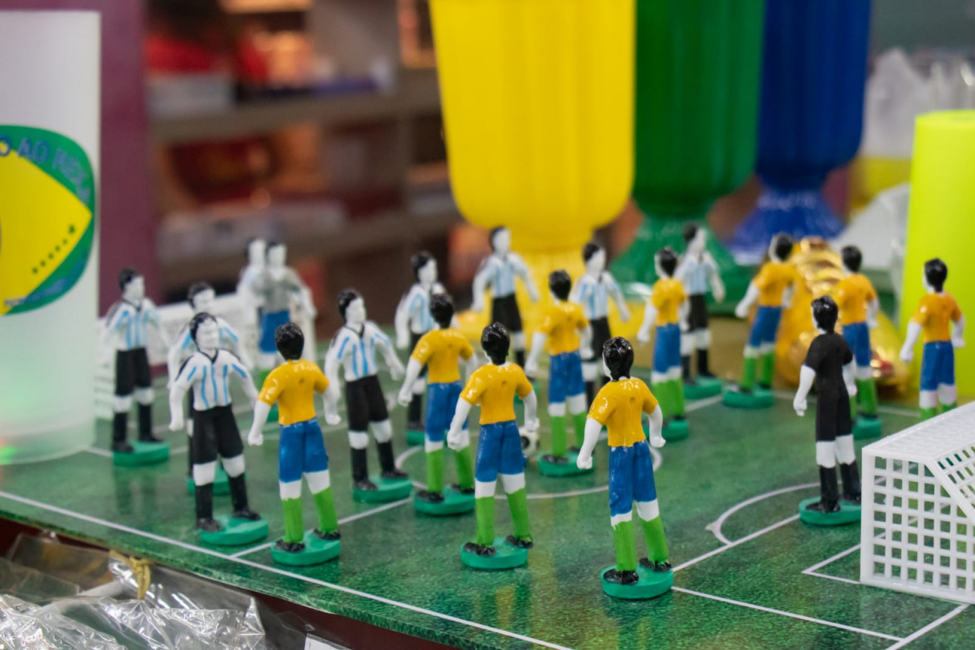 Entre bandeiras, cornetas e outros itens do Brasil, Mercadão de Madureira vive clima de Copa do Mundo - Érica Martin / Agência O Dia