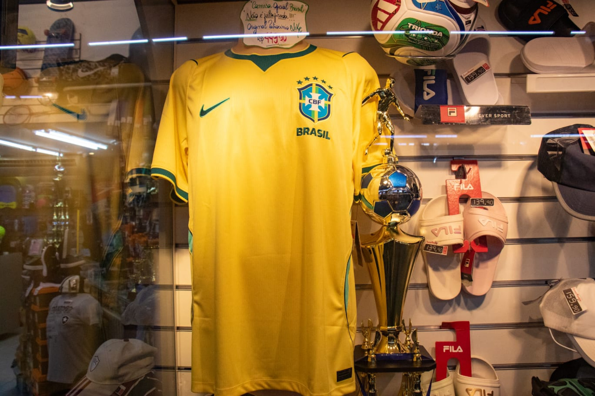 Entre bandeiras, cornetas e outros itens do Brasil, Mercadão de Madureira vive clima de Copa do Mundo - Érica Martin / Agência O Dia