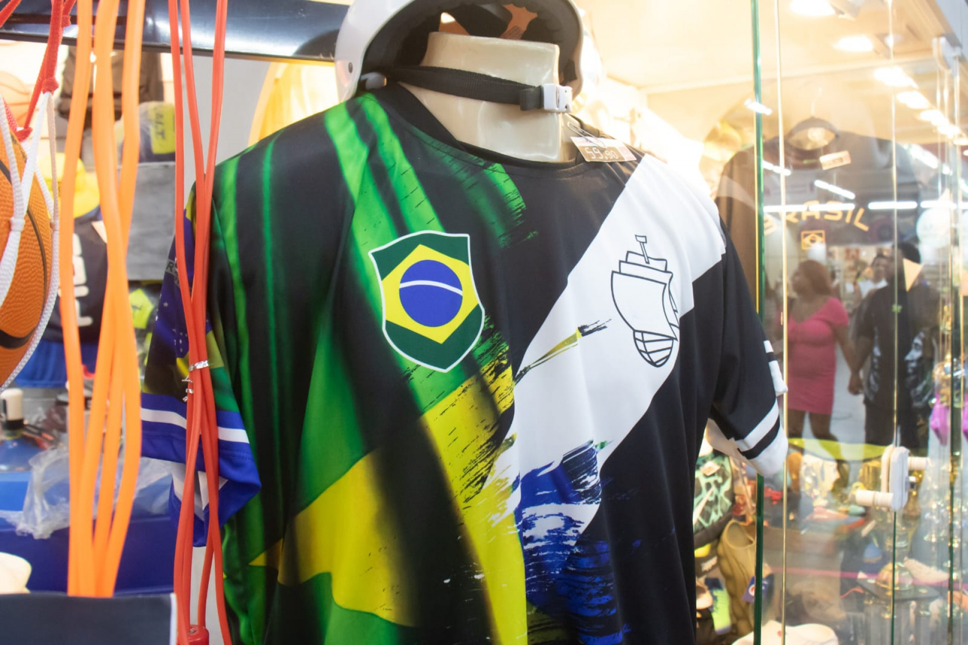 Entre bandeiras, cornetas e outros itens do Brasil, Mercadão de Madureira vive clima de Copa do Mundo - Érica Martin / Agência O Dia