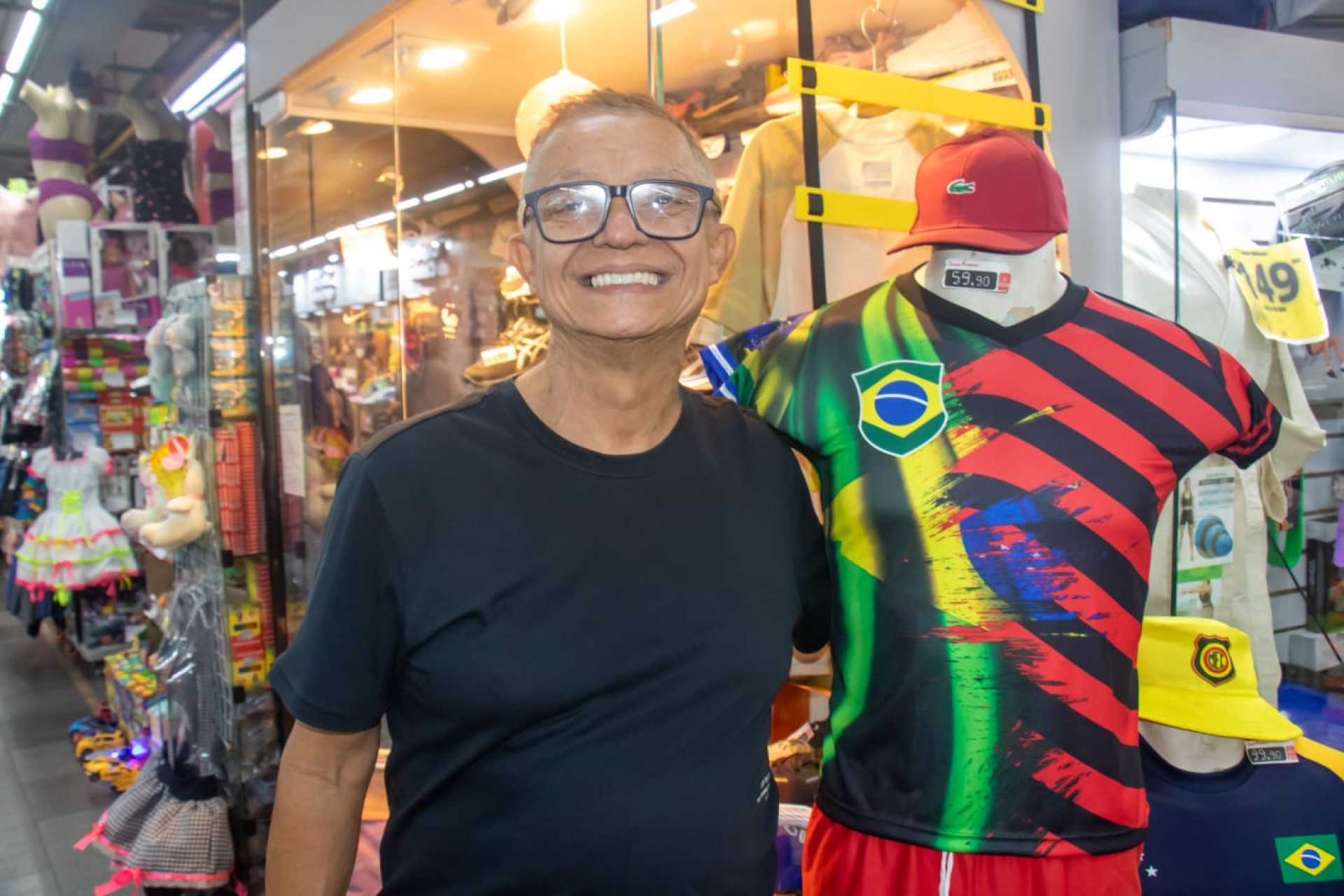 Rosemberg Chacon apostou em camisas do Brasil com times cariocas para atrair os torcedores - Érica Martin / Agência O Dia
