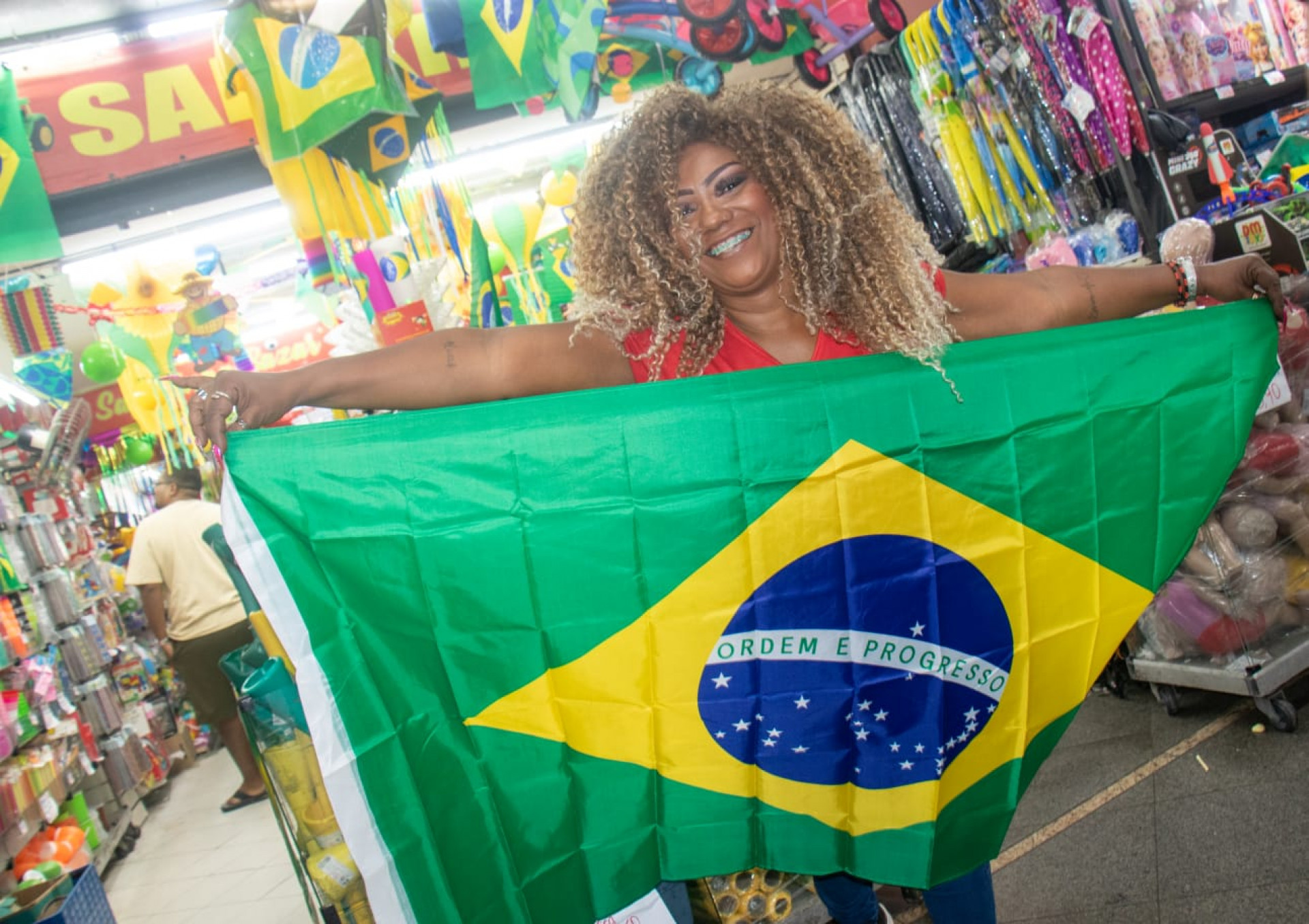 Loja de Joelma Souza apostou em produtos que unem a Copa e o São João - Érica Martin / Agência O Dia