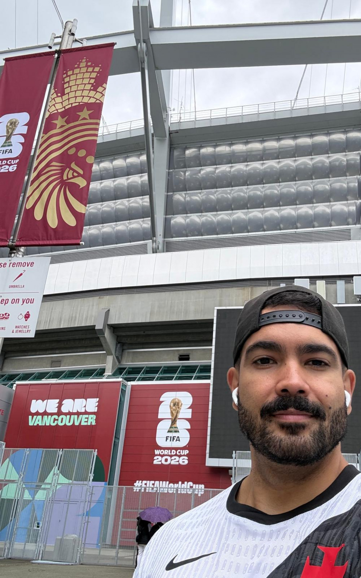 Thiago Vieira em frente ao est&aacute;dio de Vancouver para a Copa do Mundo - Arquivo Pessoal