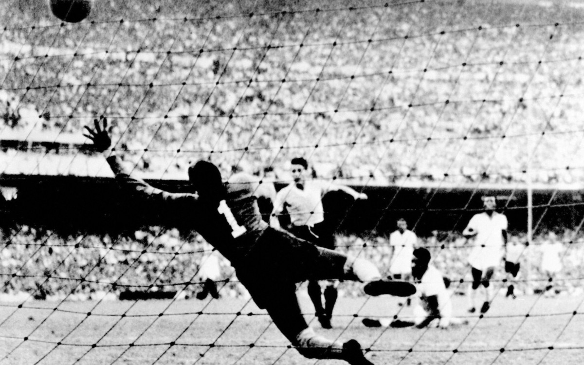 Gol do uruguaio Schiaffino, contra o Brasil, na decis&atilde;o do Mundial de 1950 - Staff / AFP