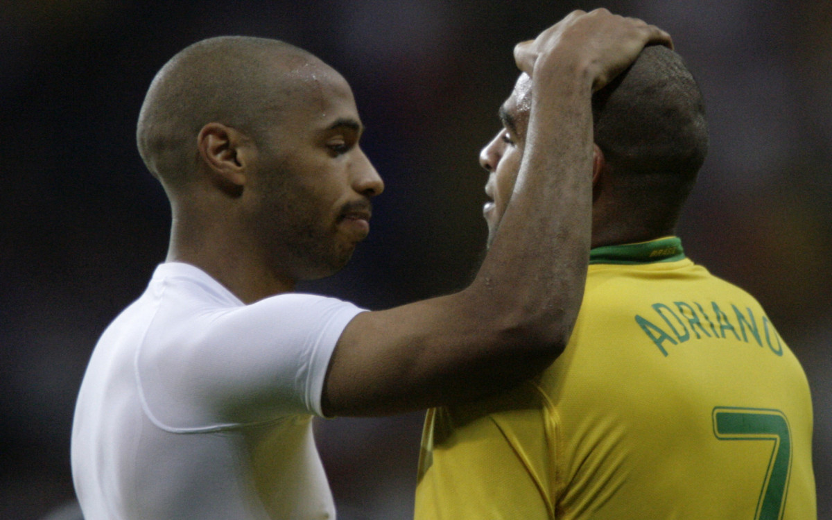 Autor do gol do jogo, Henry consola Adriano após eliminação na Copa de 2006