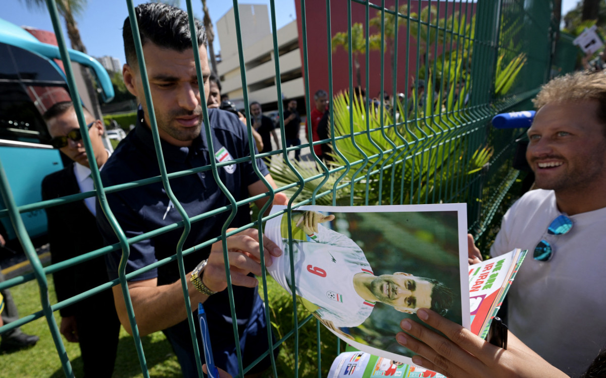 Destaque da sele&ccedil;&atilde;o iraniana, Mehdi Taremi d&aacute; aut&oacute;grafo para f&atilde;s no M&eacute;xico - Guillermo Arias / AFP